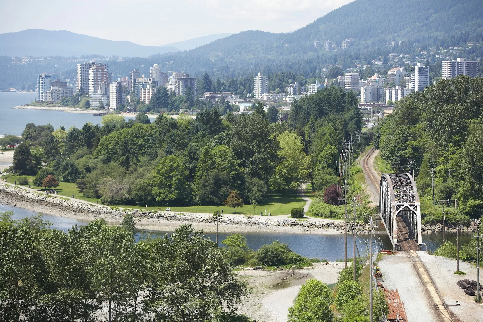 Uitzicht over de Vancouver River en bossen aan de rand van Vancouver