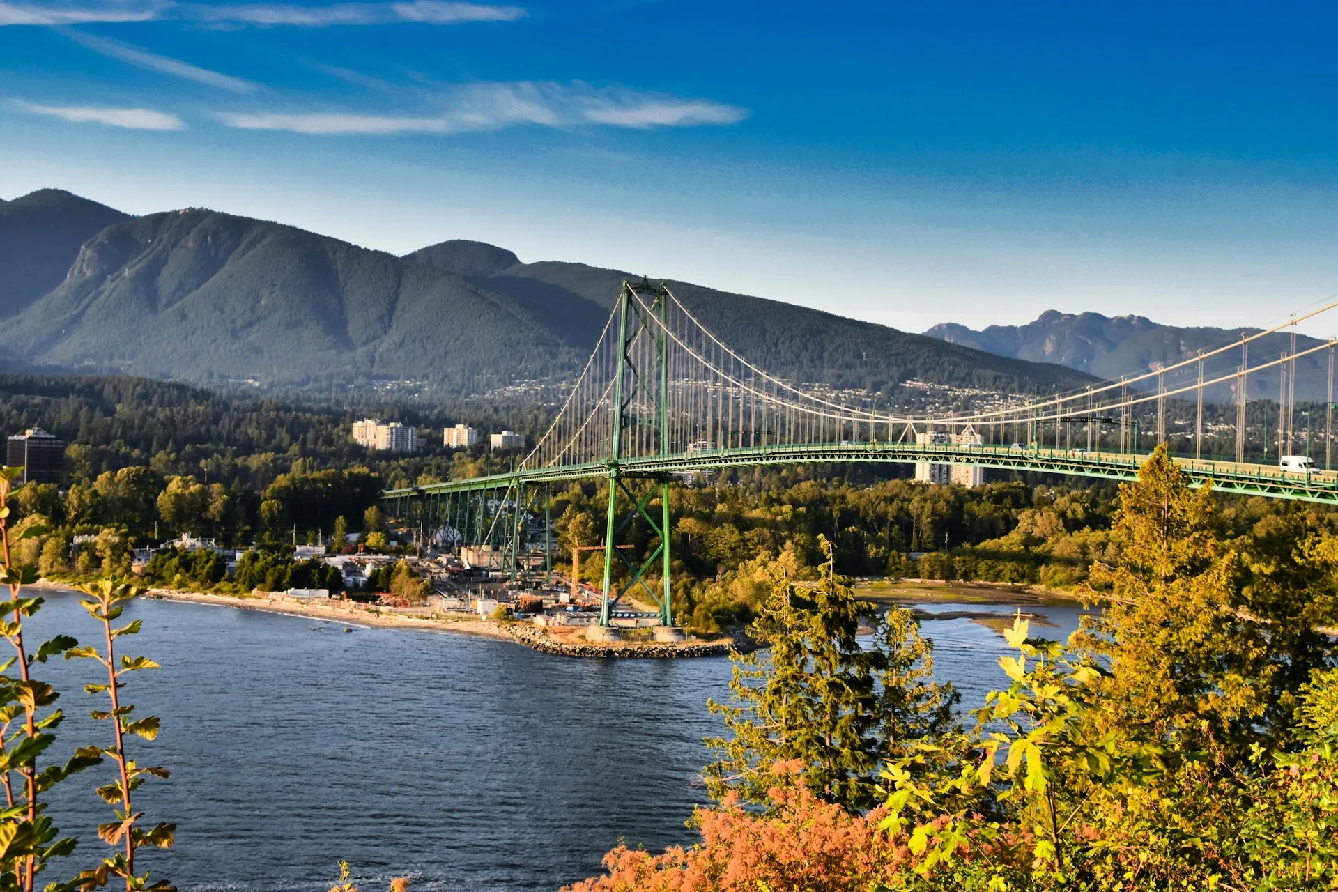 Uitzicht op de Lions Gate Bridge over de Vancouver River