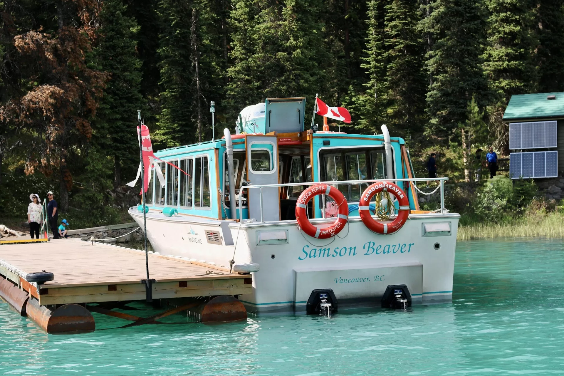 Turquoise water met boot "Samson Beaver" aan de oever