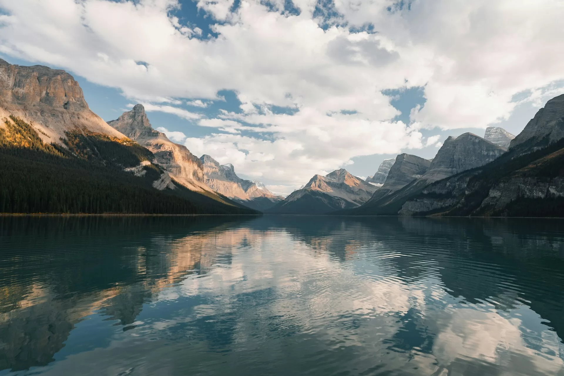 Maligne Lake met bergen in de achtergrond