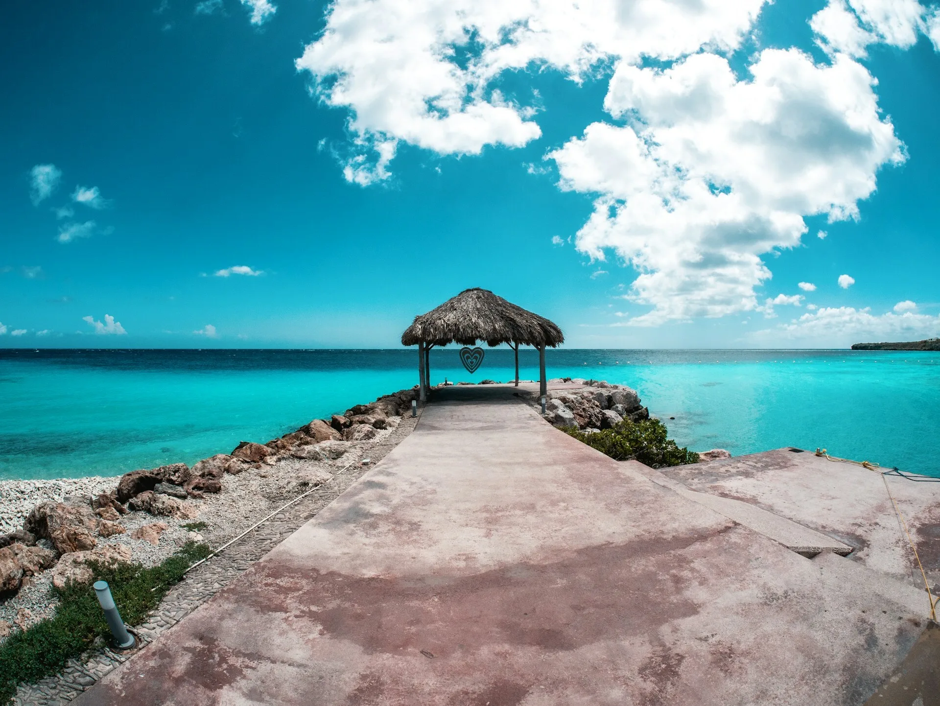 Uitkijkpunt Coral Luxury Resort met hart met de turquoise zee op de achtergrond