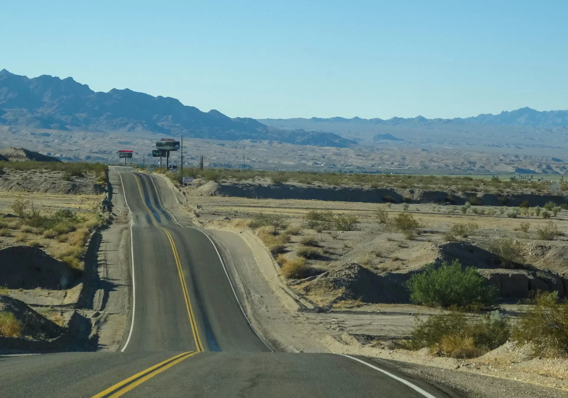 Wegen in Laughlin, Nevada met rotsen op de achtergrond