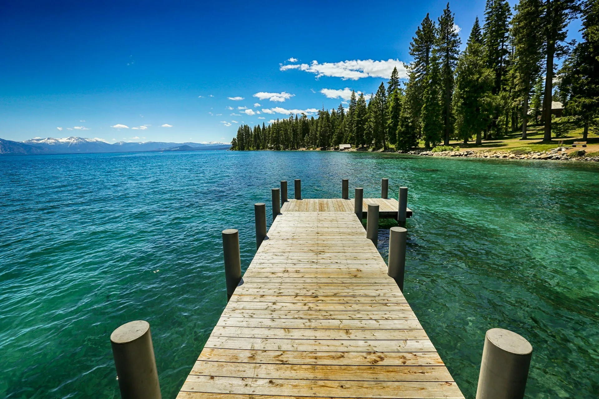 Aanlegsteiger in het turquoise water van Lake Tahoe