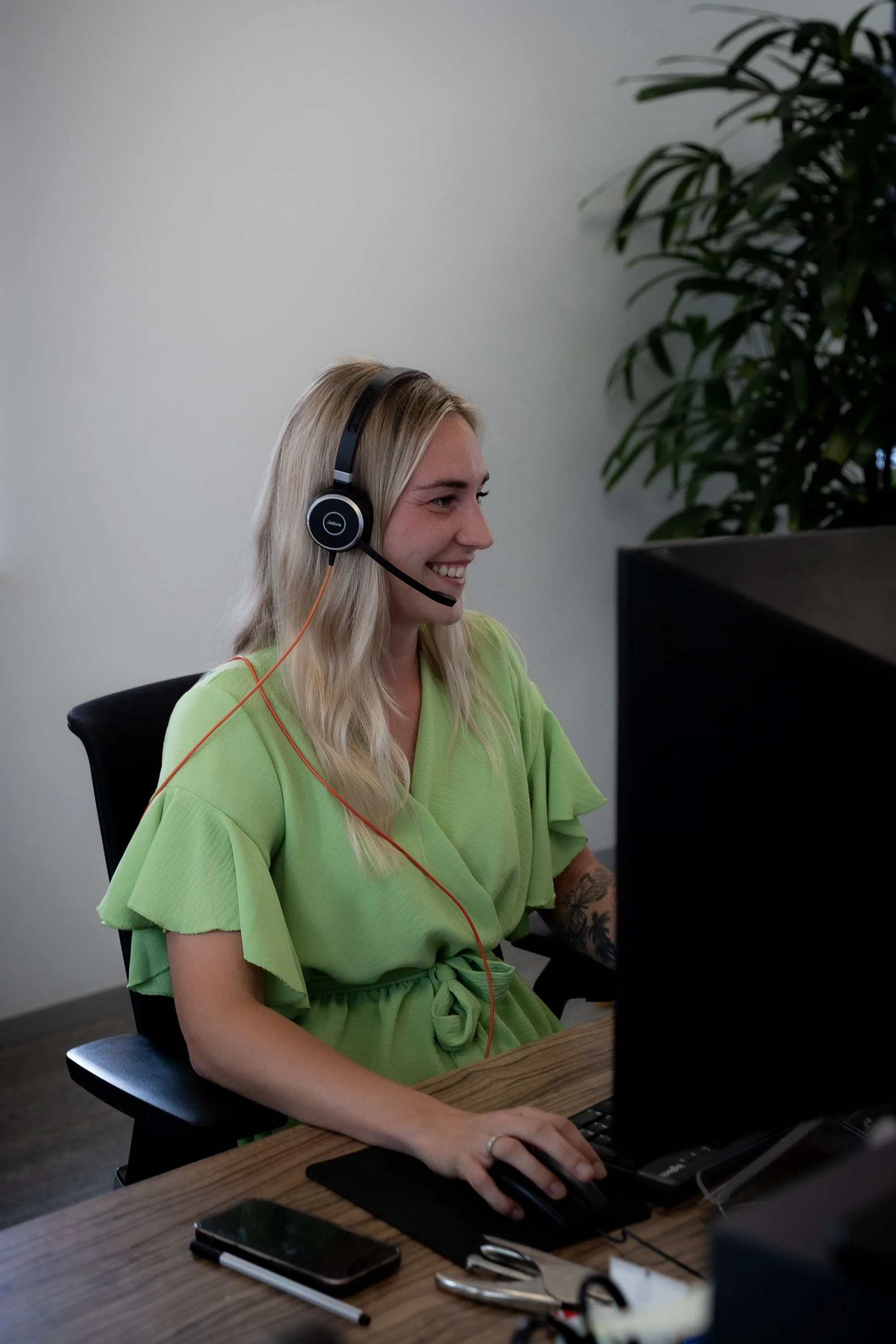 Julia aan het bellen met een klant