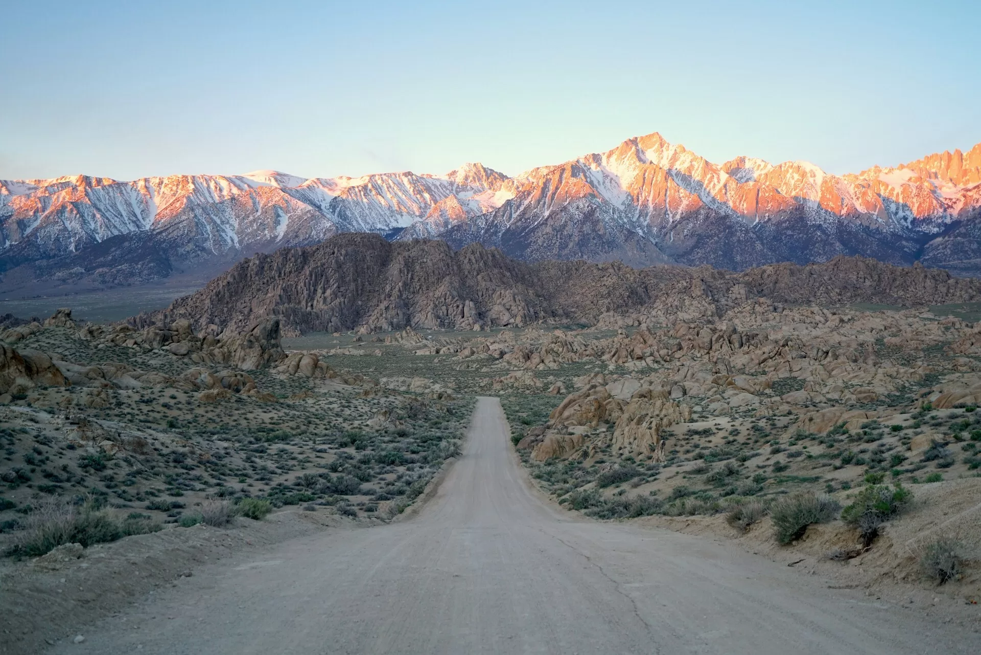 De Alabama Hills met besneeuwde bergtoppen in Lone Pine