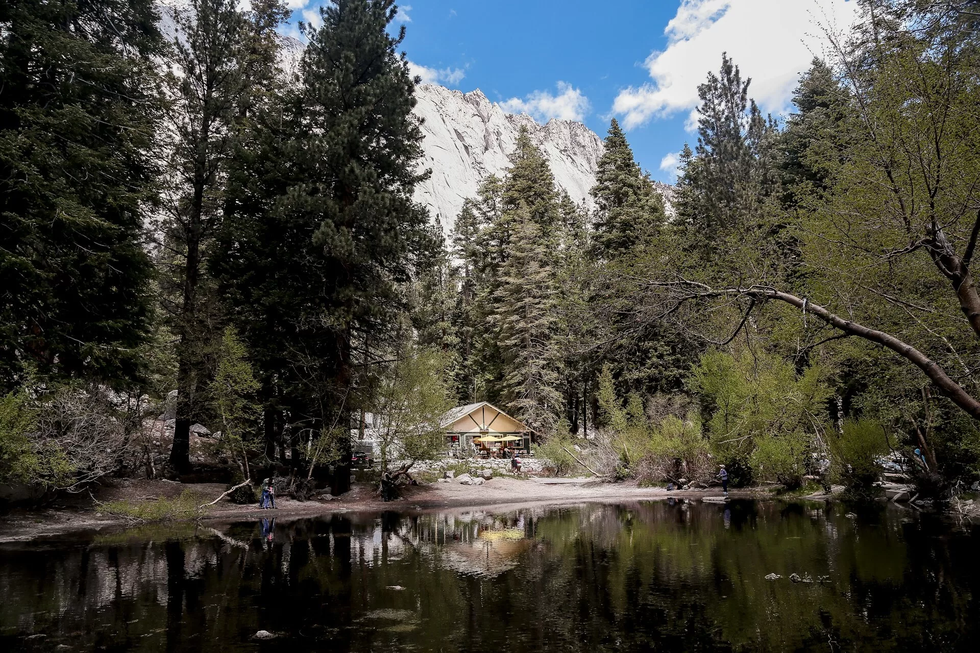 Een meer langs het Mount Whitney Trailhead in Lone Pine, Californië