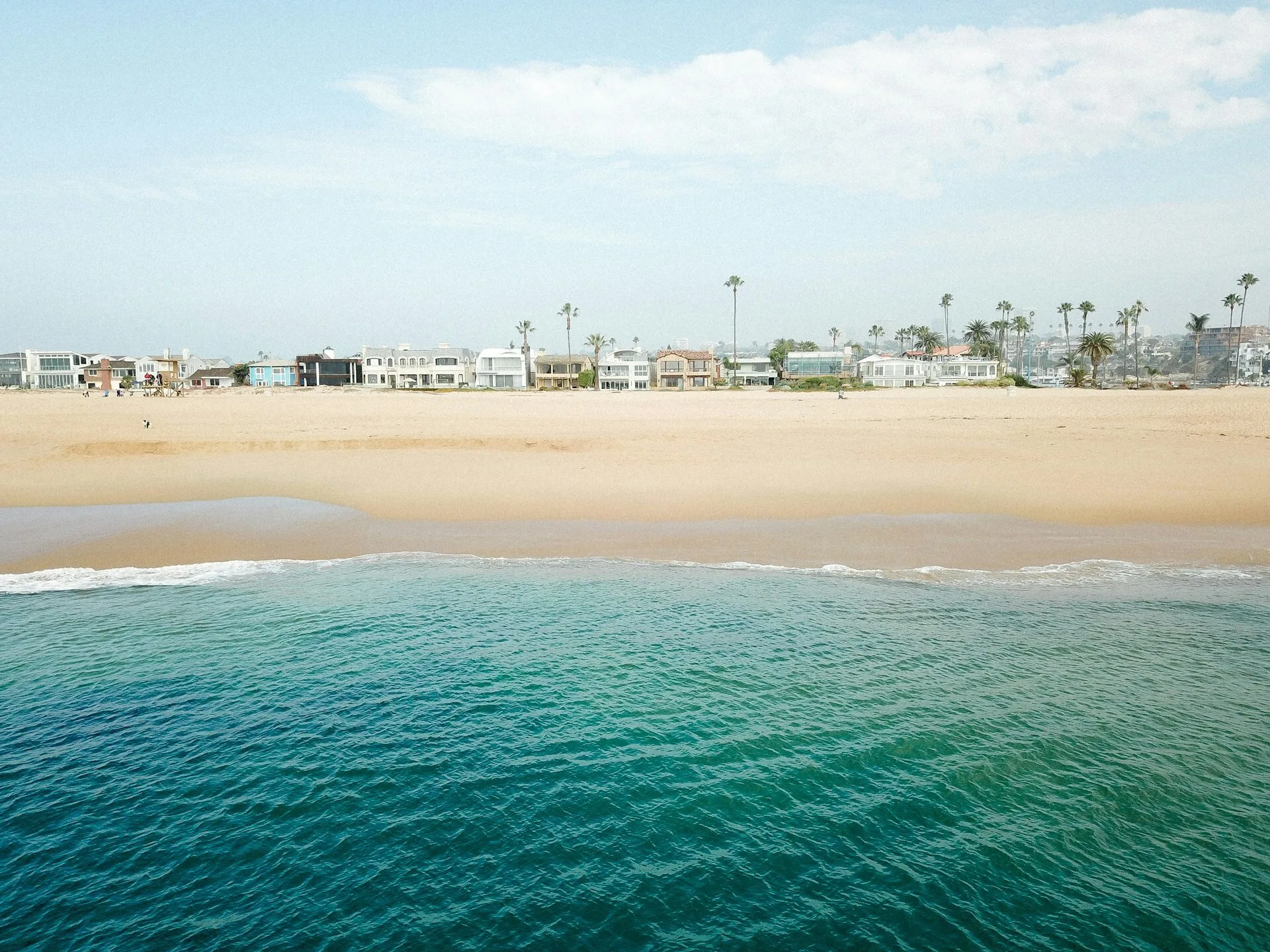 Strand met woningen op de achtergrond in Santa Barbara