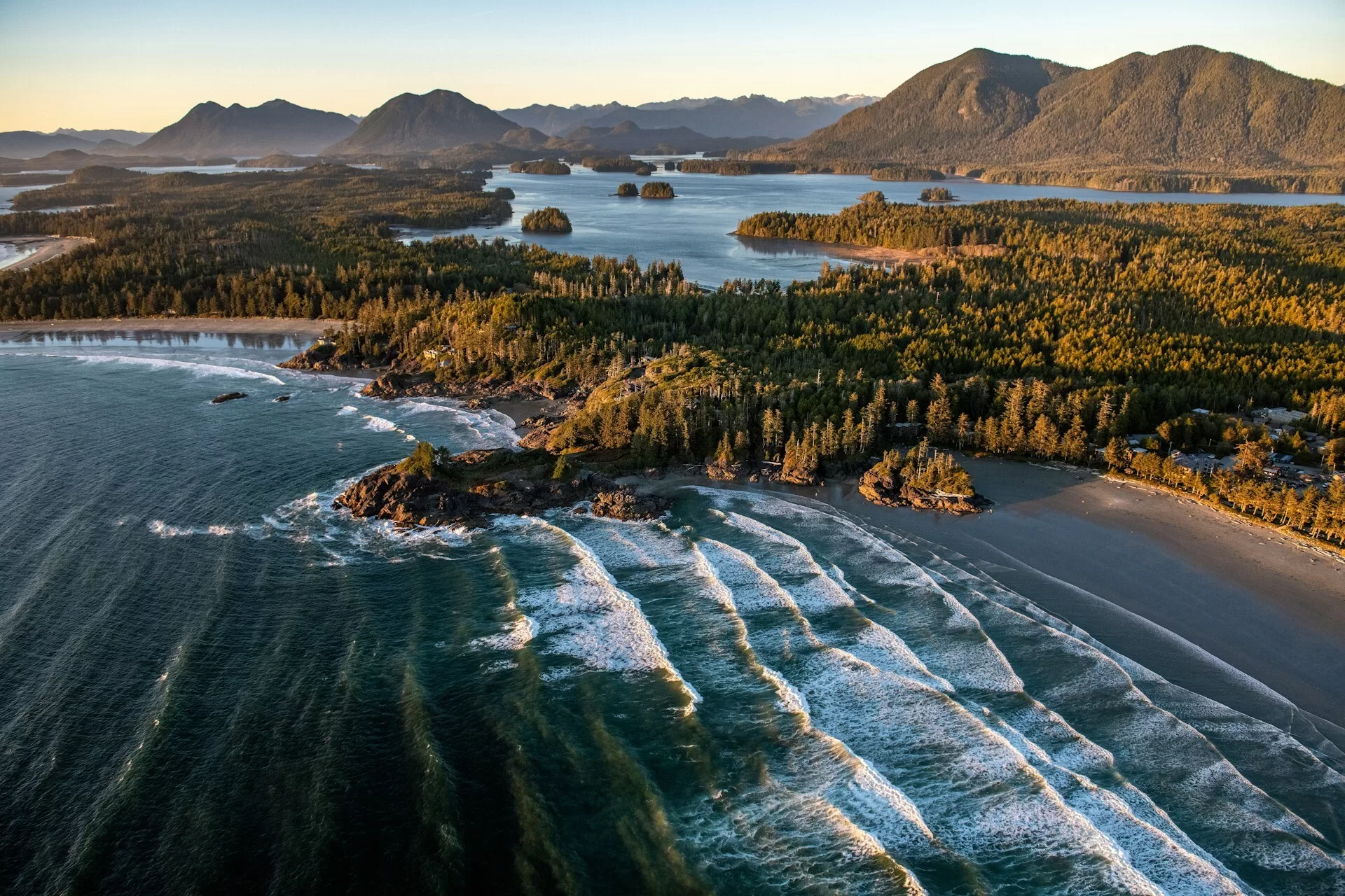 Golvend water en dichte dennenbomen in Pacific Rim National Park, Vancouver Island, Canada