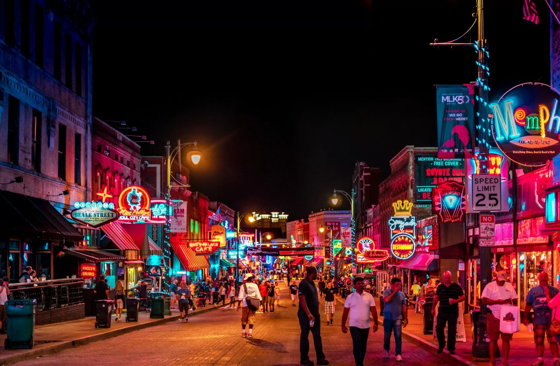 Kleurrijke neonborden in een drukbezocht Beale Street in Memphis