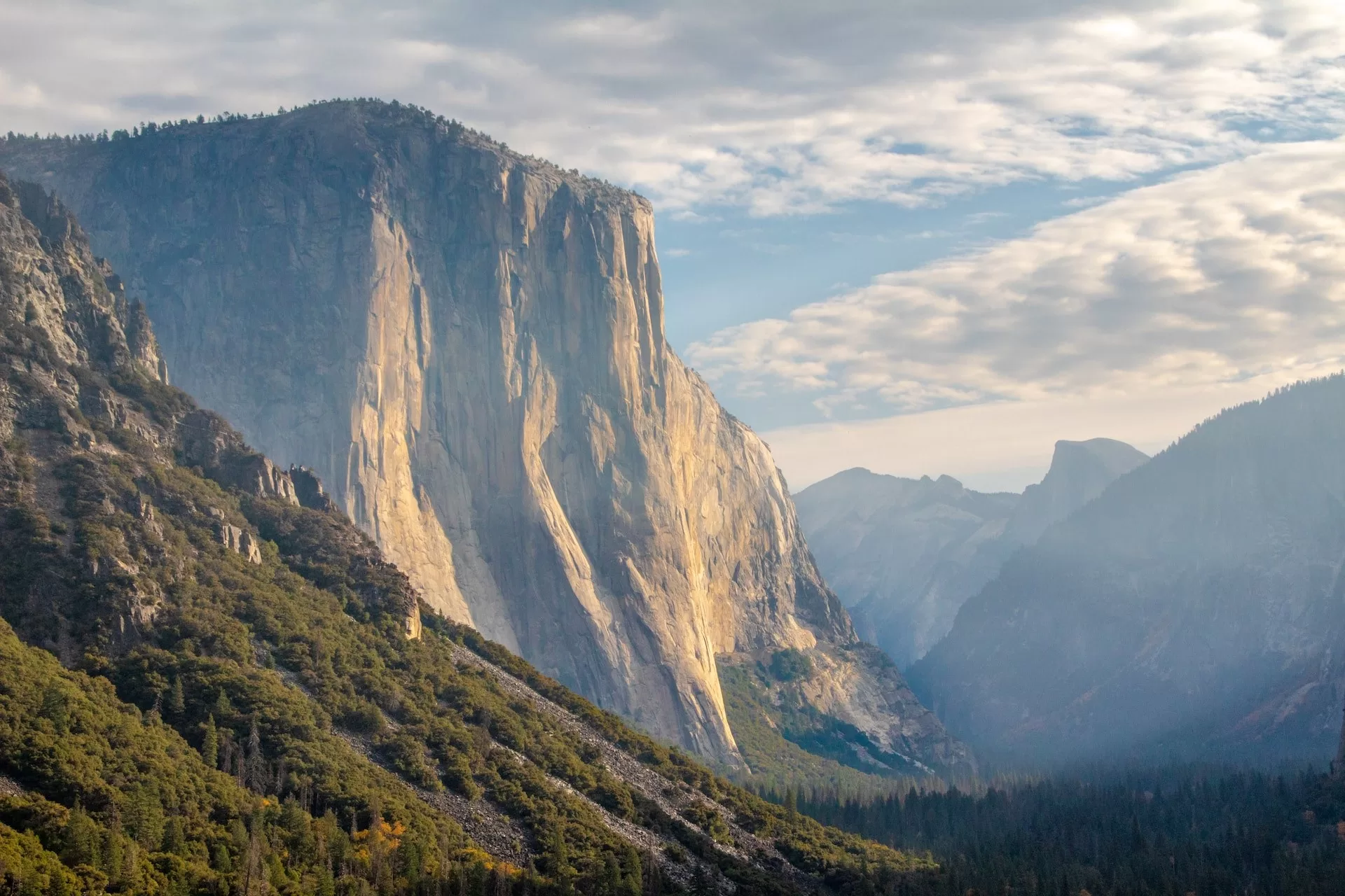 Uitzicht over Yosemite Valley op El Capitan in Yosemite NP in Californië