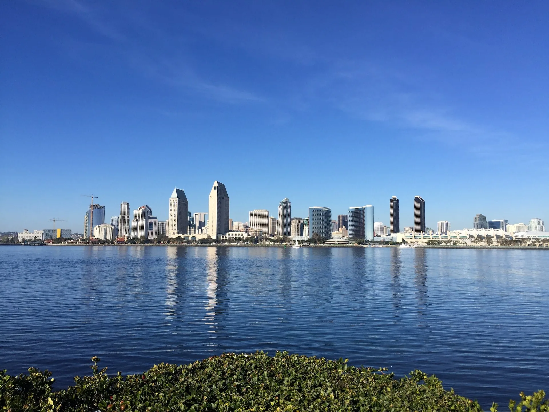 De skyline van San Diego met de baai op de voorgrond , Californië