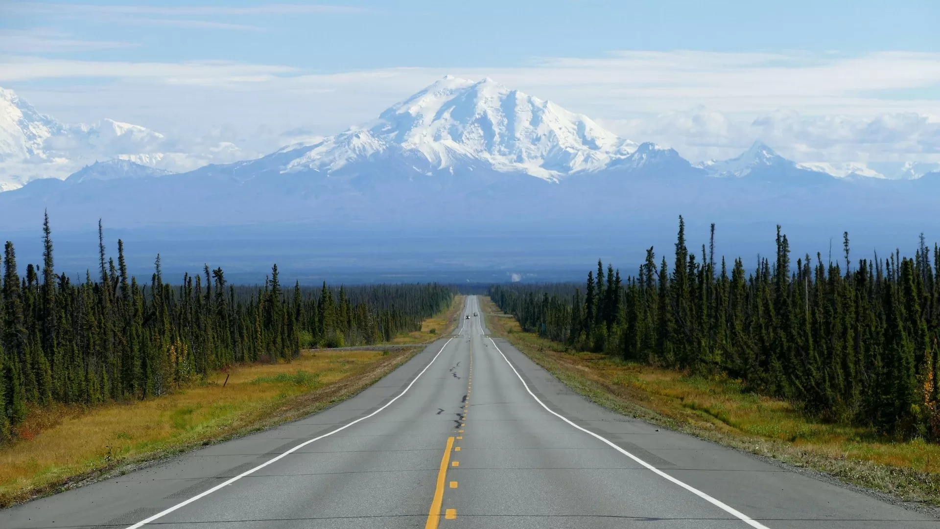 Een snelweg die lijdt naar het besneeuwde Mount Drum in Alaska