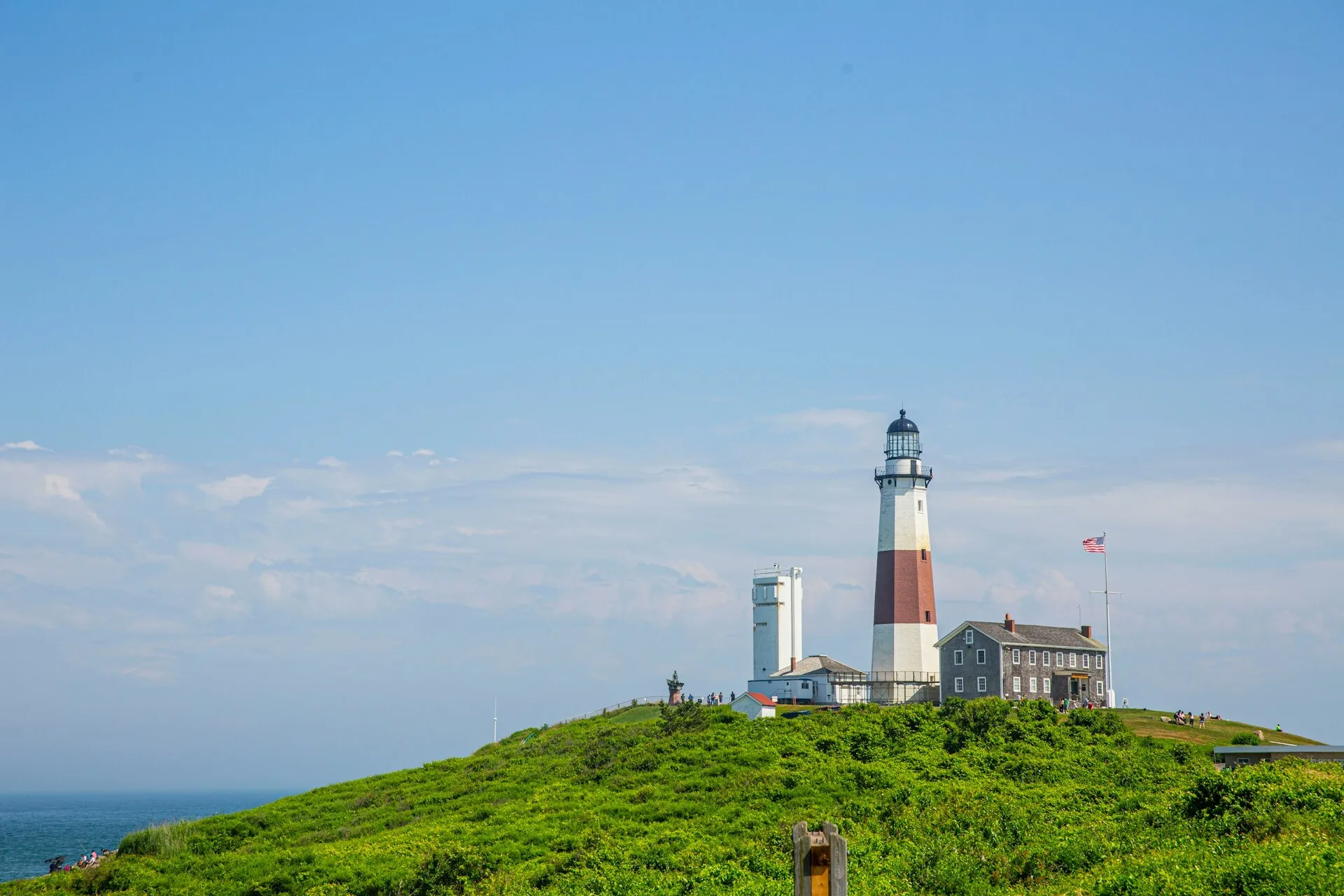 Een vuurtoren aan het water van de Hamptons in New York State