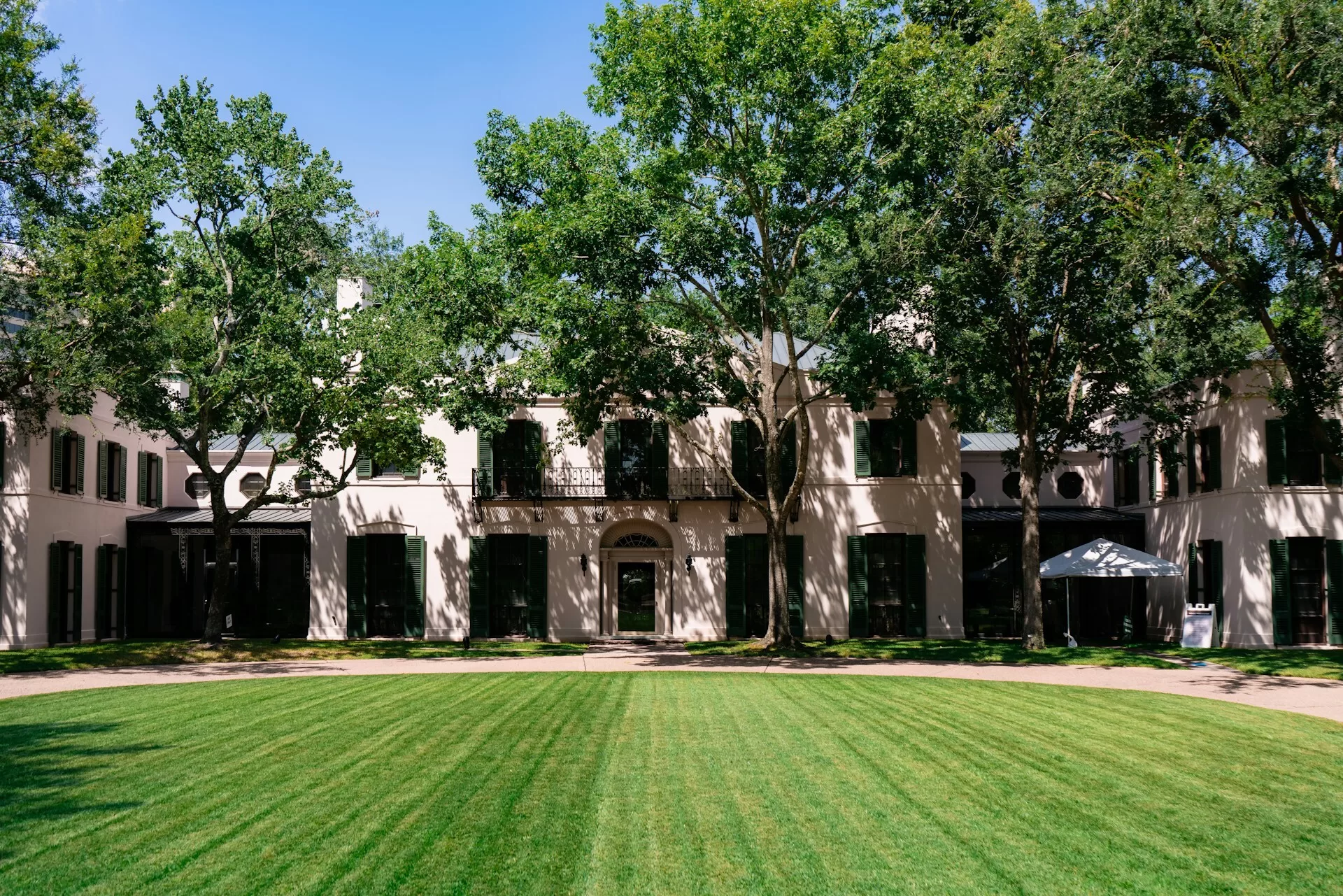 Het Bayou Bend Museum met een groen grasveld op de voorgrond in Houston, Texas