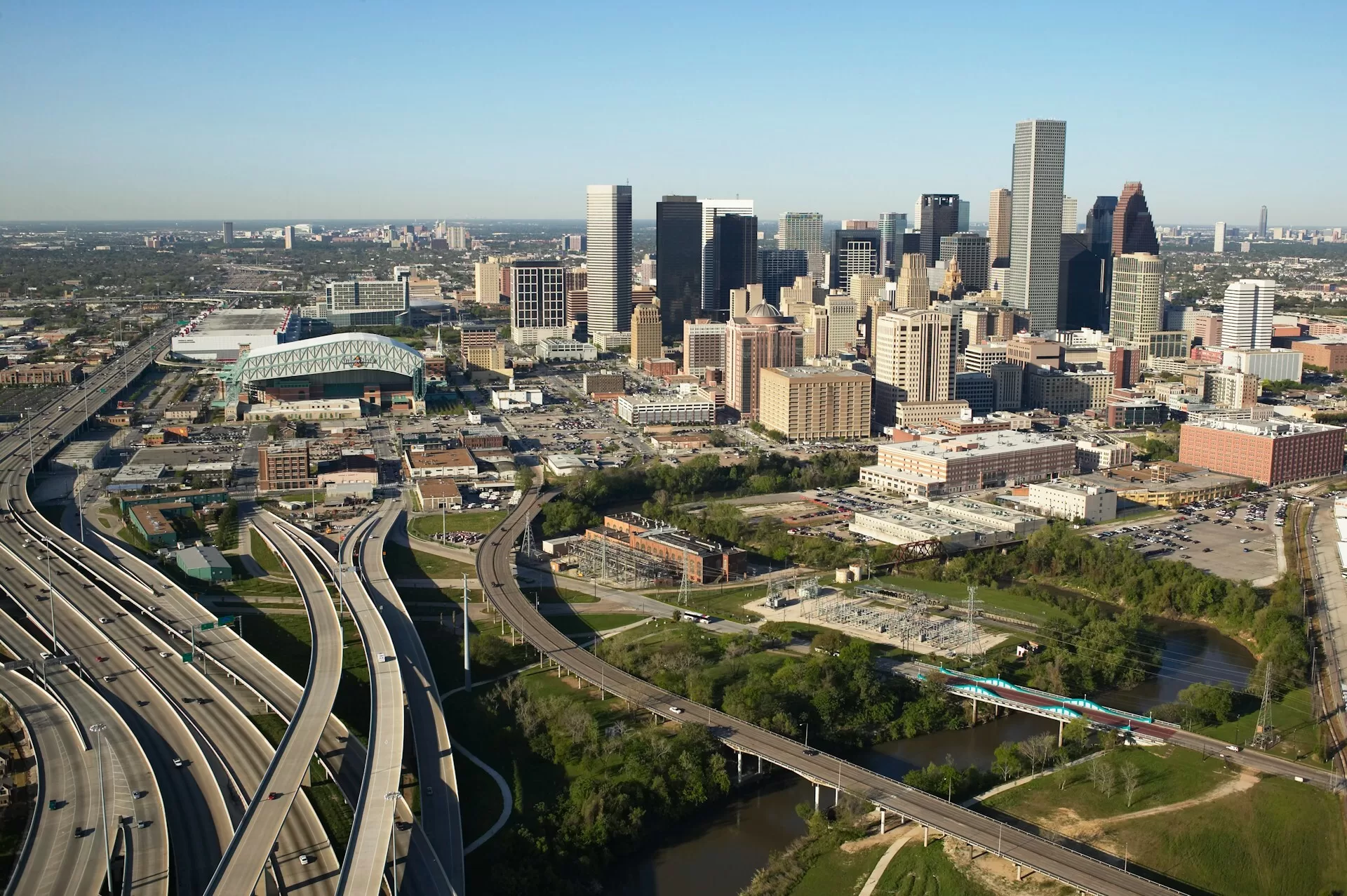 De skyline van Houston met de ringwegen op de voorgrond