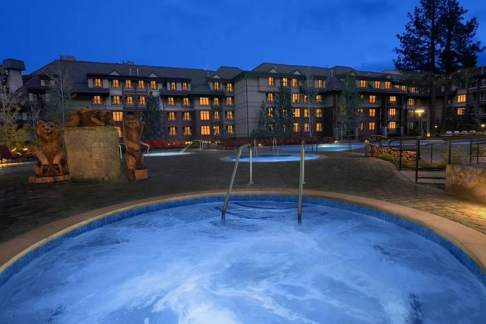 Jacuzzi's en buitenzwembaden van het Marriots Timber Lodge Lake Tahoe