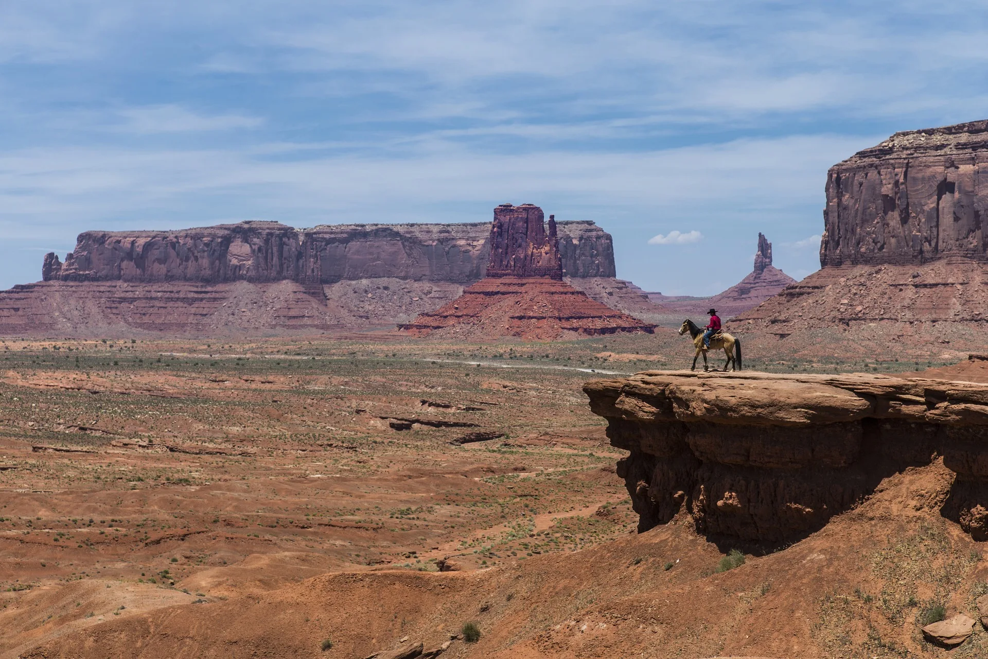 Man op paard op het uitkijkpunt van Monument Valley