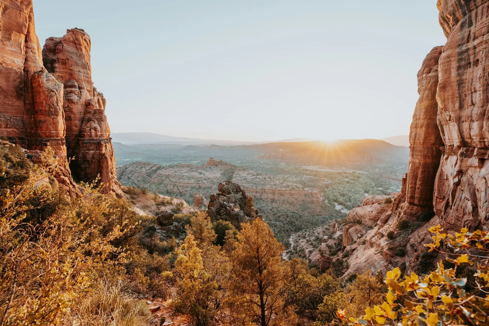 Sedona, Arizona, met indrukwekkende rode rotsformaties, bergen en kloven in het landschap