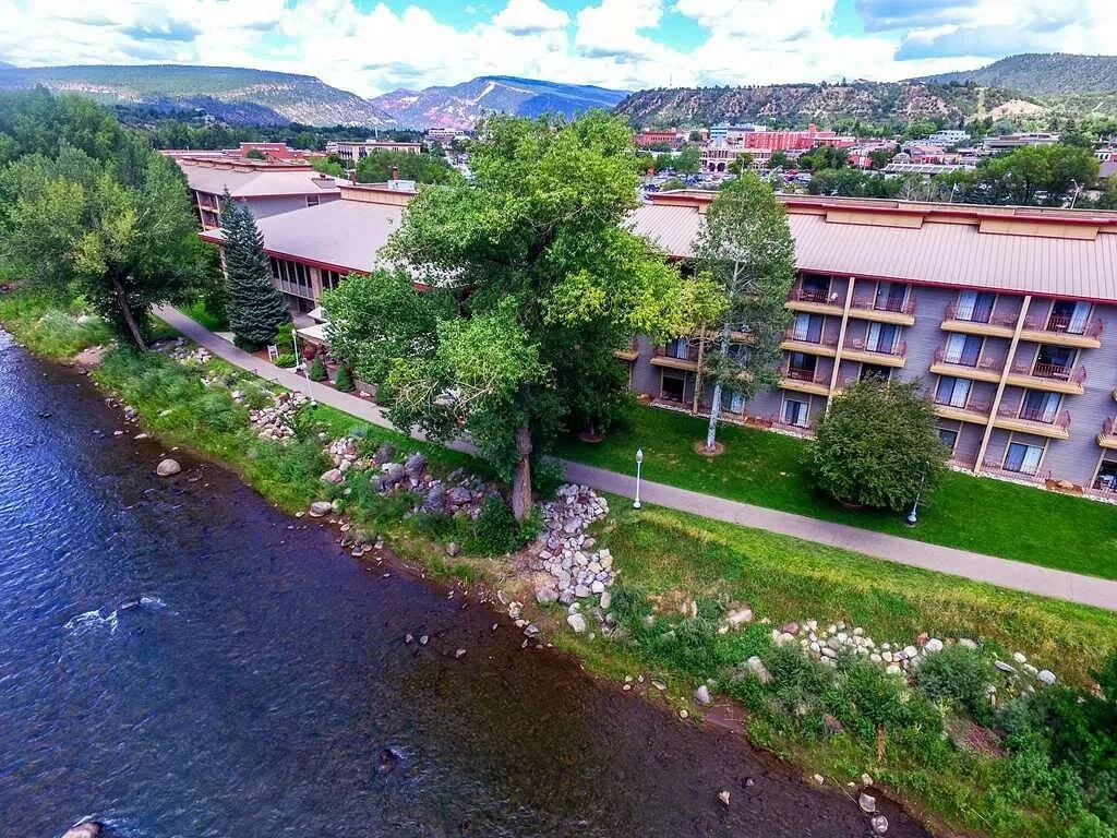 Luchtfoto van het Hotel Double Tree Durango aan het water