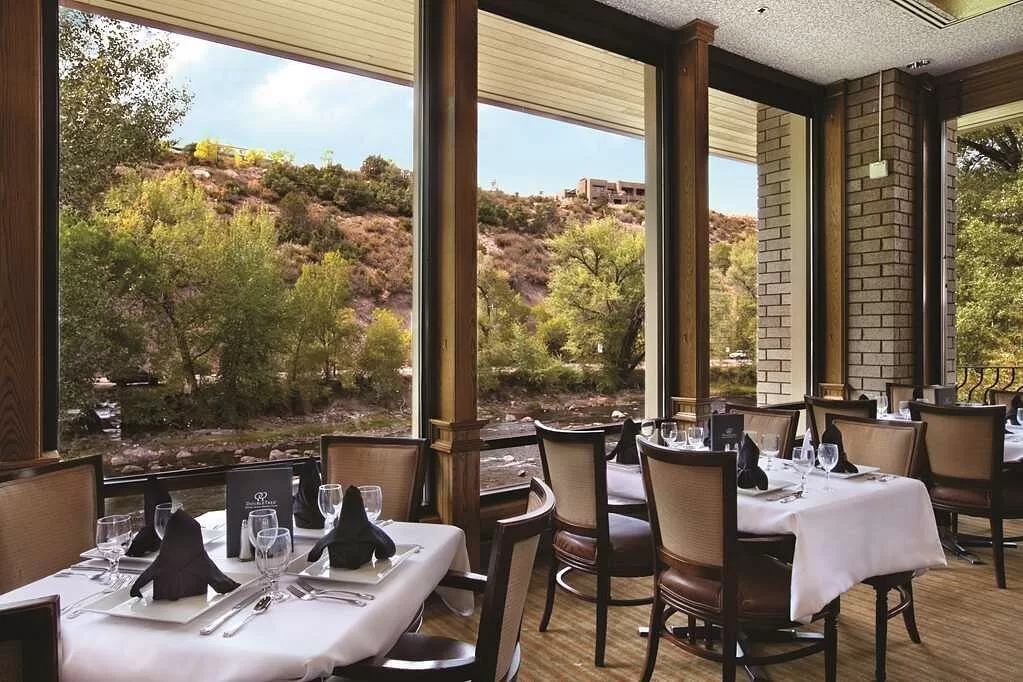 Restaurant in het Hotel Double Tree Durango met uitzicht op heuvels