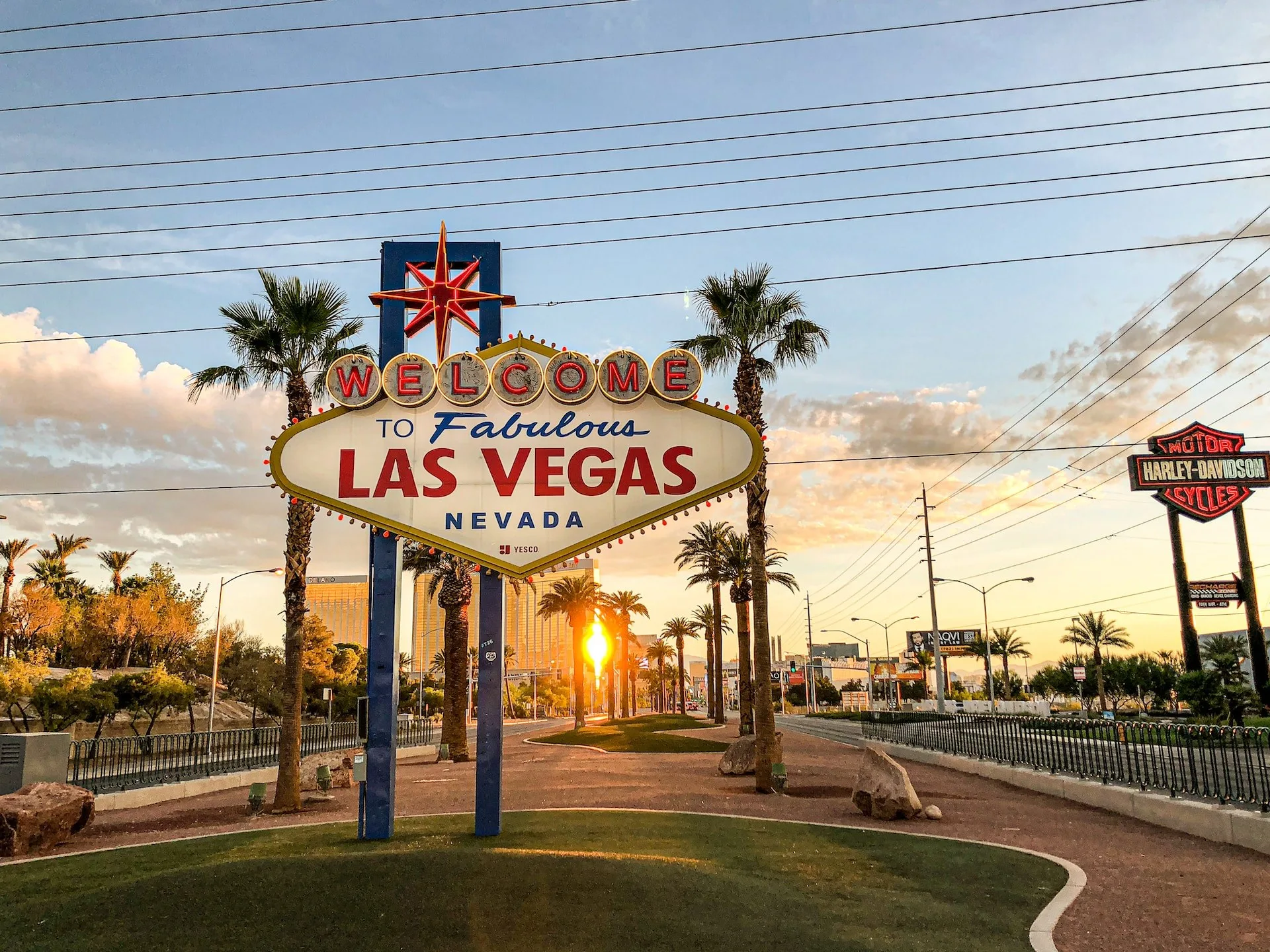 Het beroemde Las Vegas Sign met ondergaande zon op de achtergrond