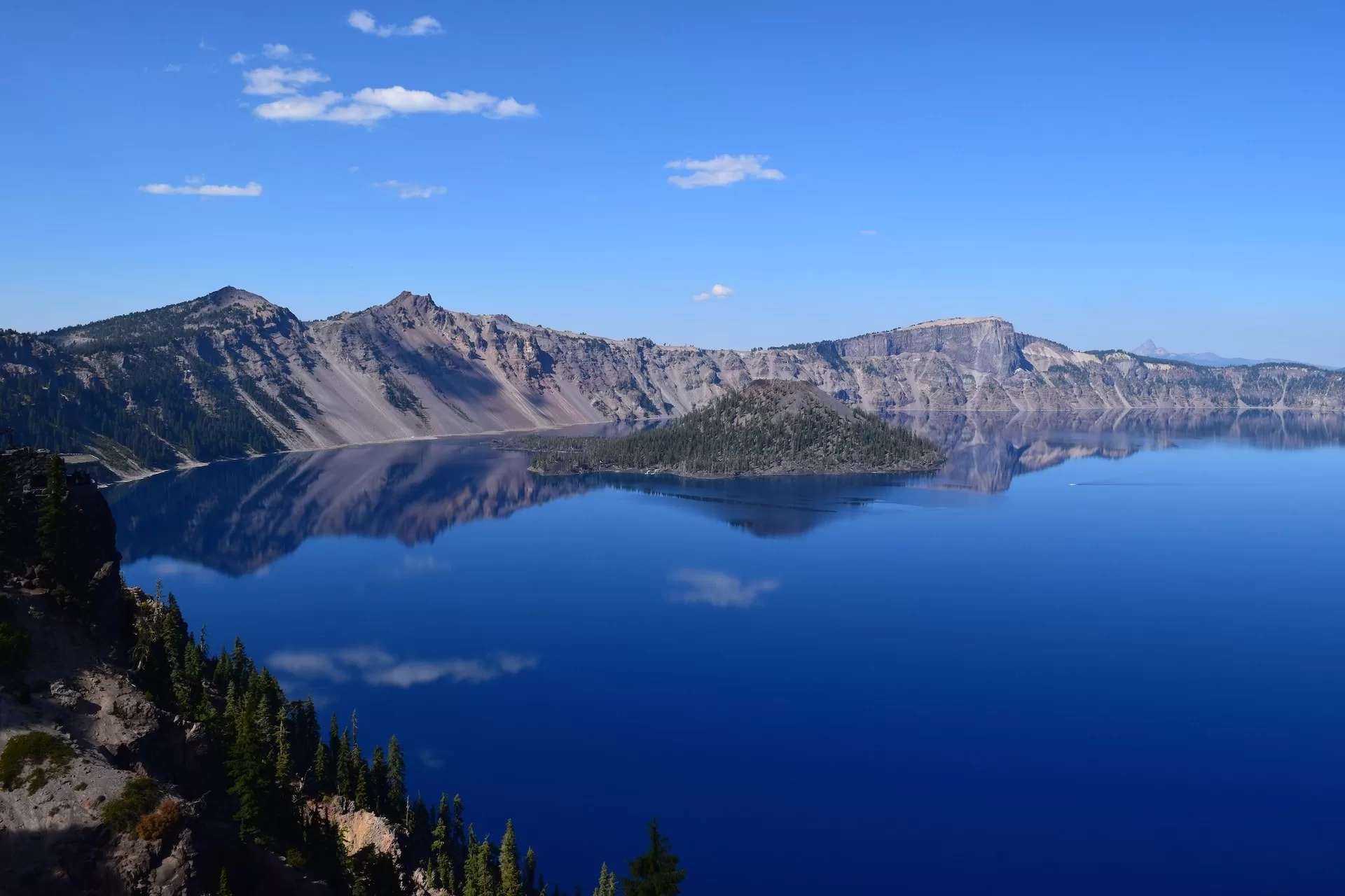 Het diepe water van Crater Lake National Park in de staat Oregon