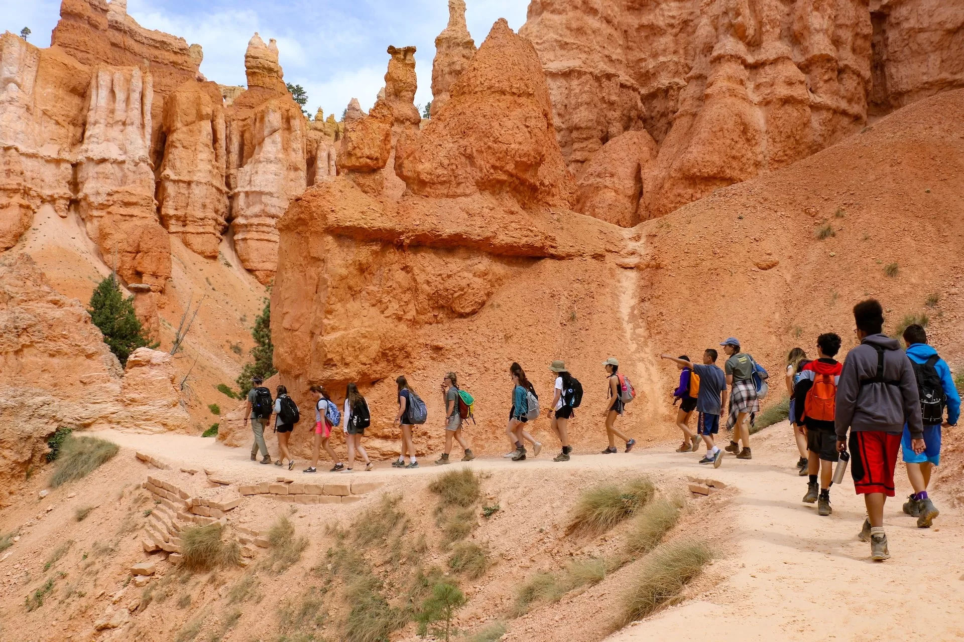 Groep wandelaars die achter elkaar op looppad door Bryce Canyon lopen