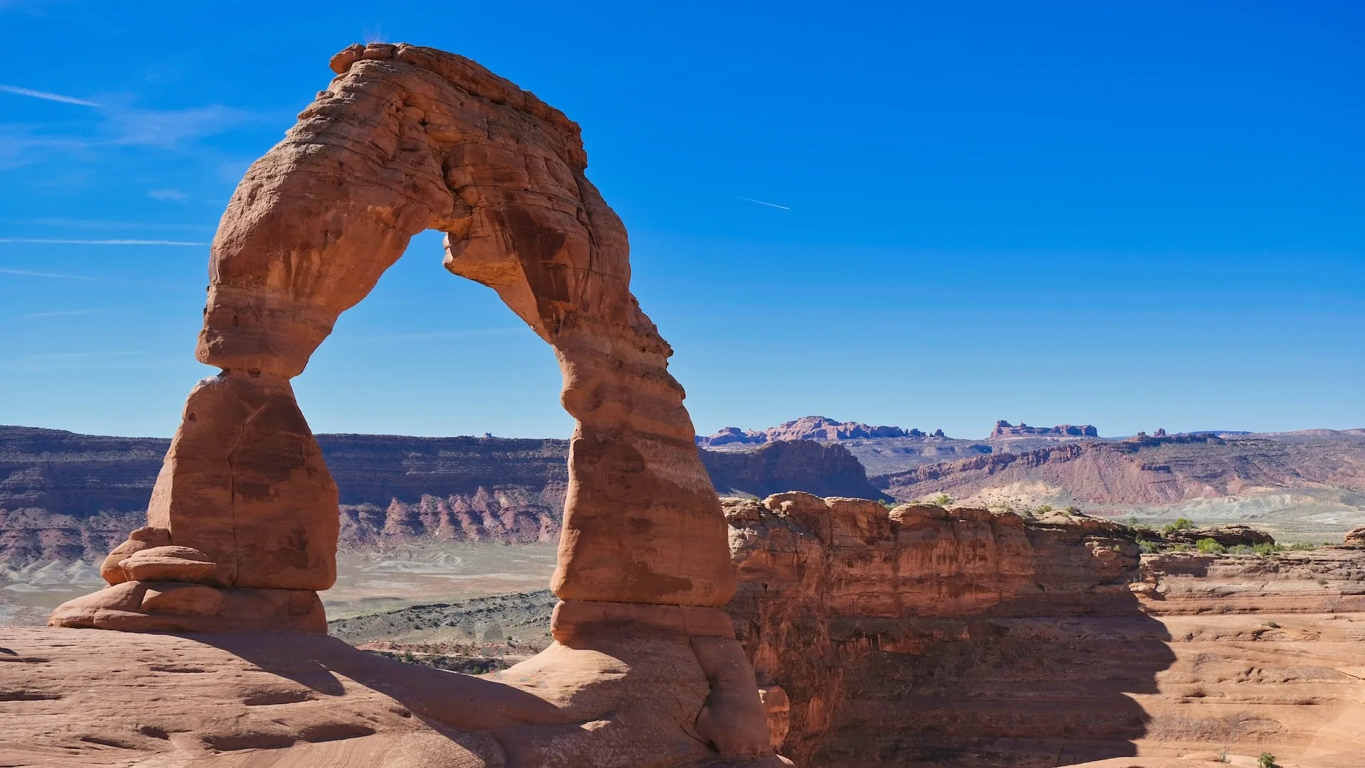 De Delicate Arch met het landschap van Arches National Park op de achtergrond