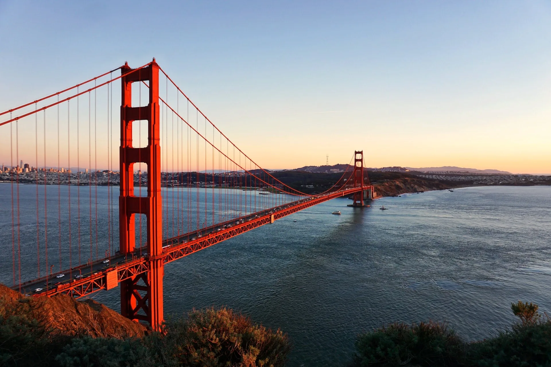 De Golden Gate Bridge in San Francisco in de avondzon