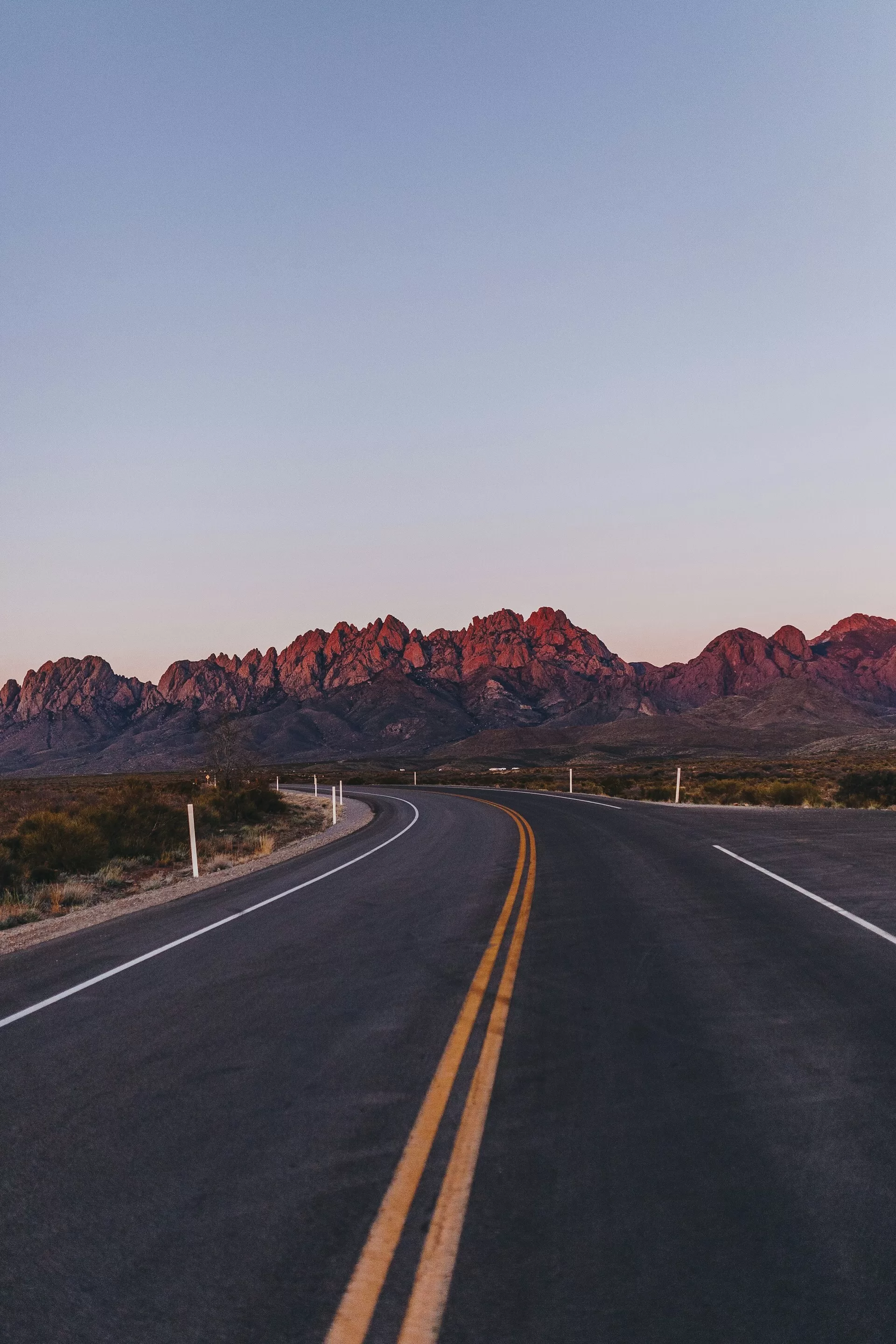 Een snelweg richting Organ Mountains in Las Cruces, New Mexico