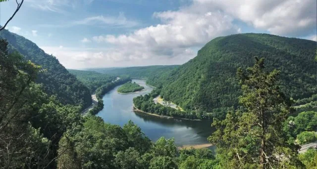 Luchtfoto van een rivier tussen de Poconos Mountains