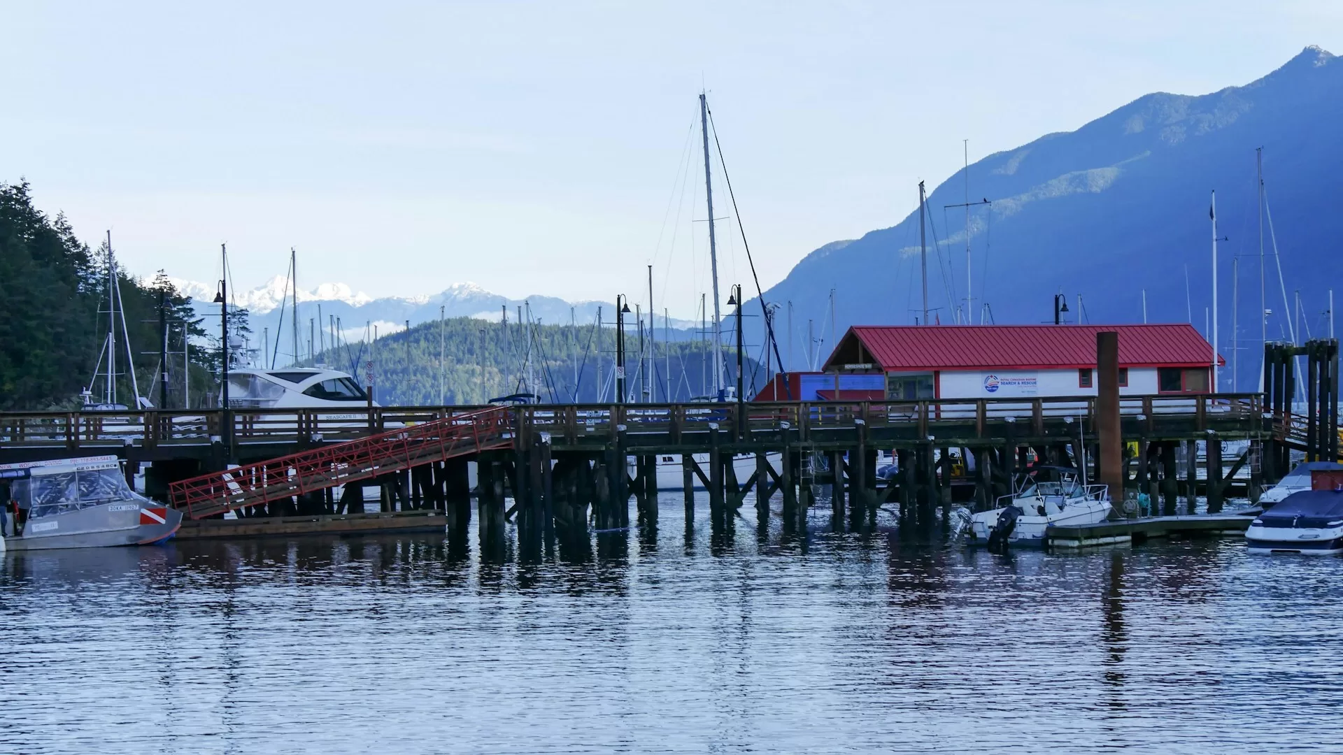Horseshoe Bay Public Dock in West Vancouver, met boten in de haven en de omliggende bergen op de achtergrond
