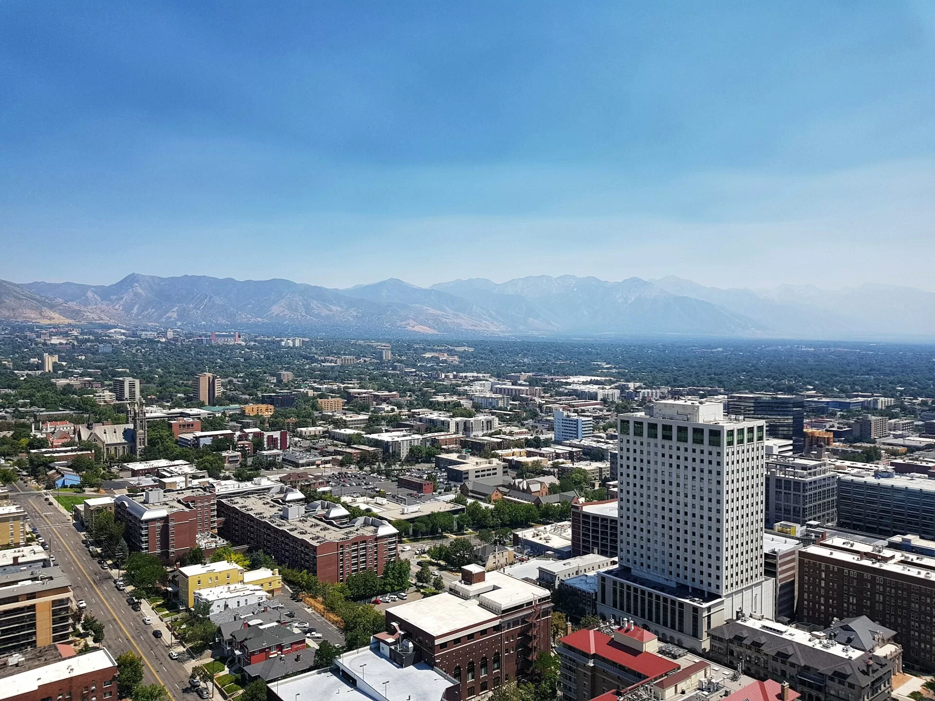 Aerial view over het centrum van Salt Lake City met bergen op de achtergrond