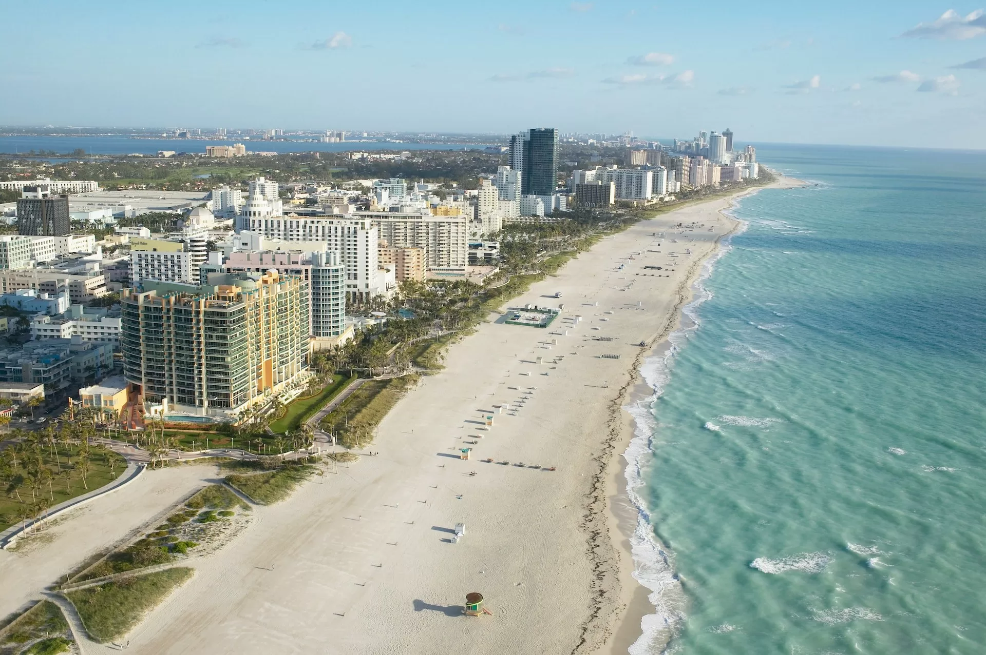 Luchtfoto van de kustlijn van Miami Beach