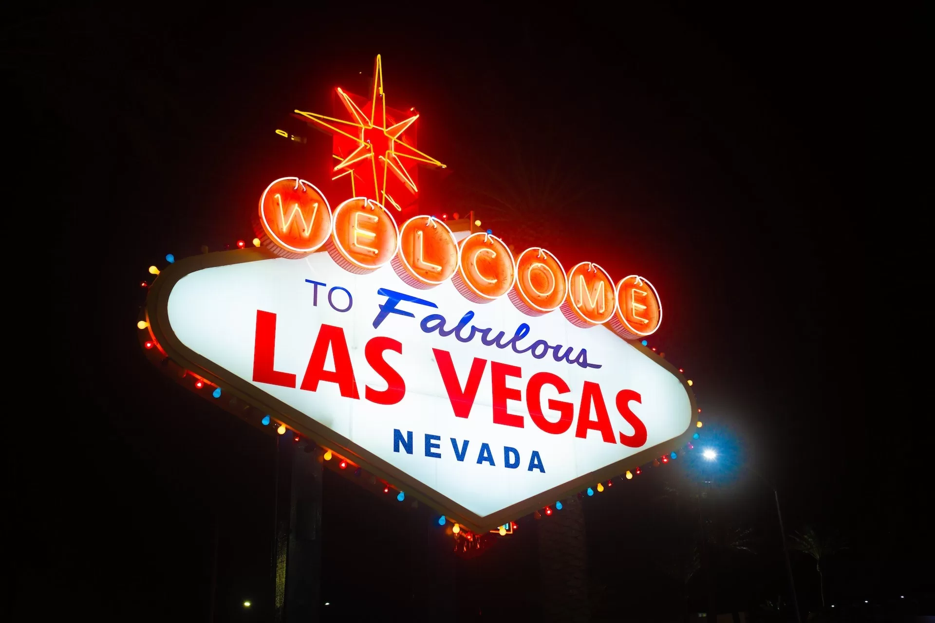 Het verlichte Las Vegas sign in de nacht