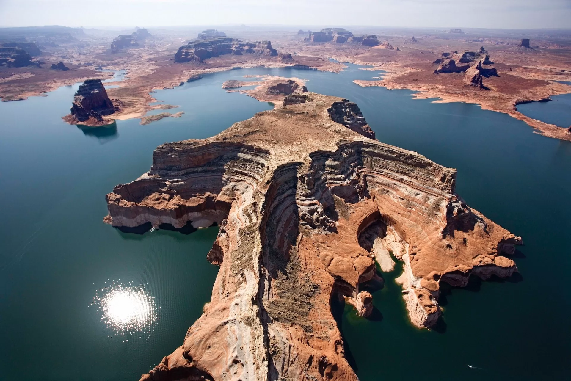 Luchtfoto van Lake Powell met rode rotsmassieven in het water