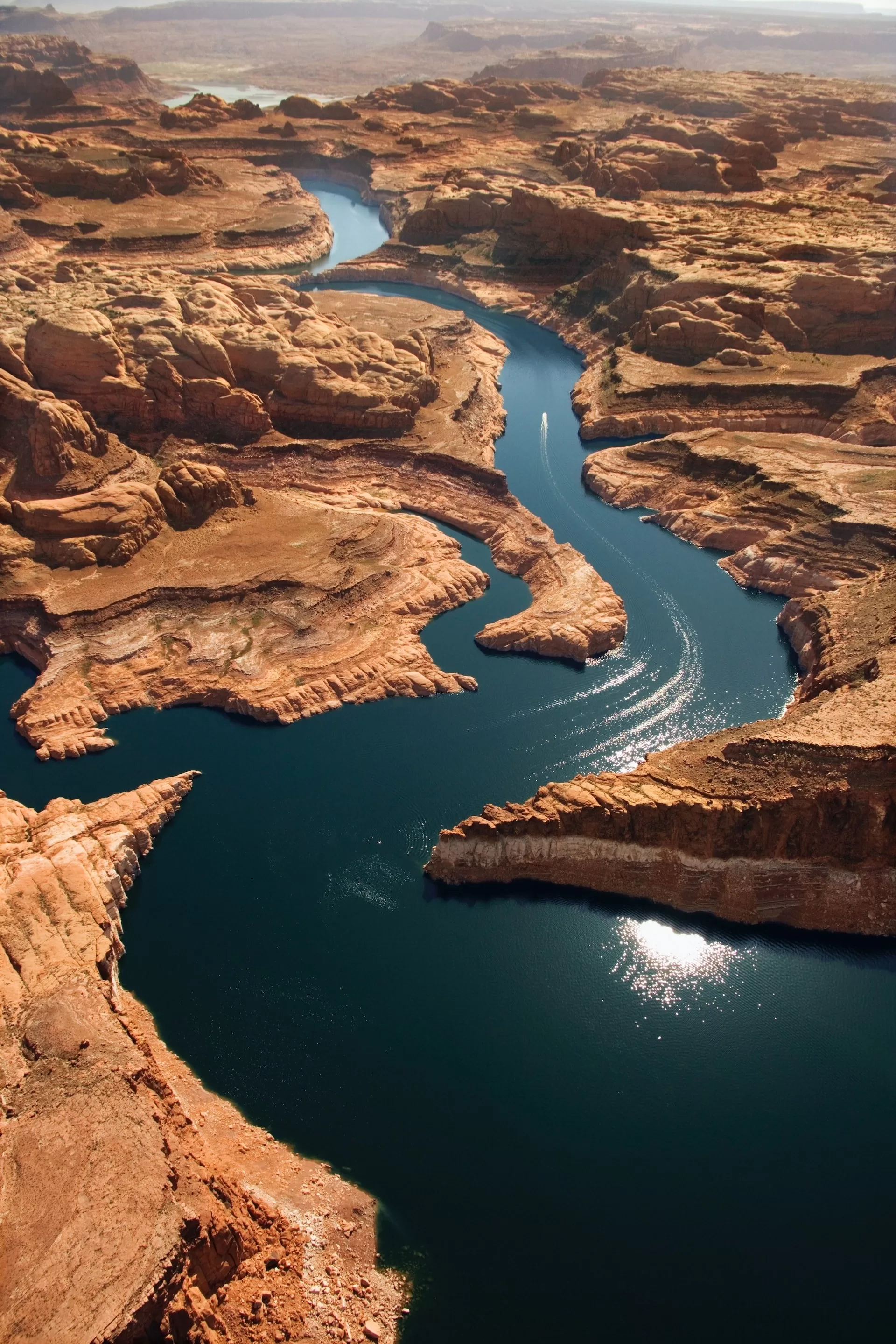 Uitzicht over Lake Powell en de rotsen van bovenaf