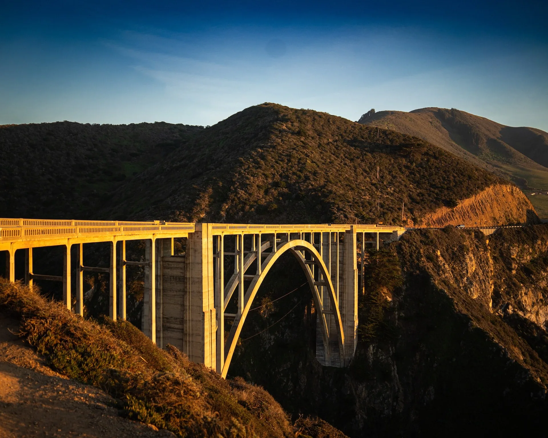 De Bixby Bridge langs de Pacific Coast van Highway 1 in Californië