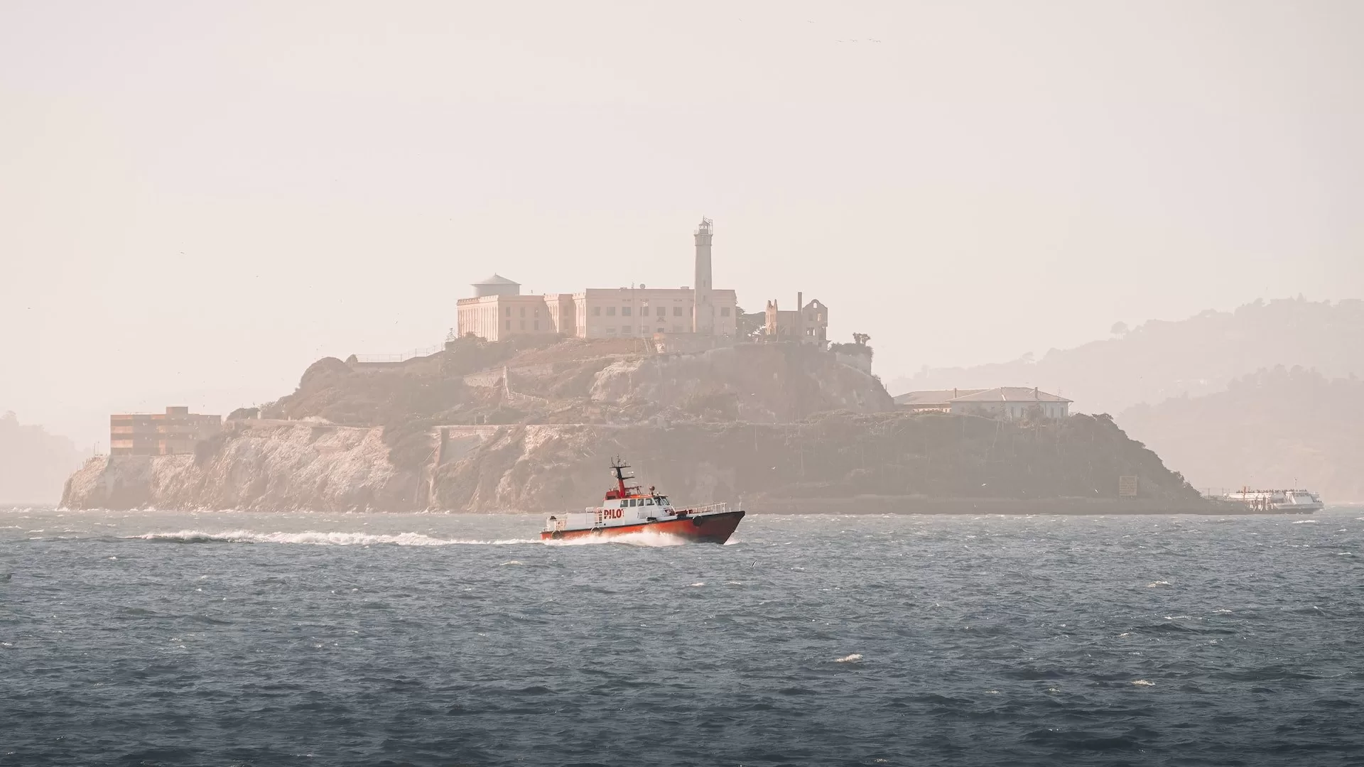Boot op zee met Alcatraz Island op de achtergrond