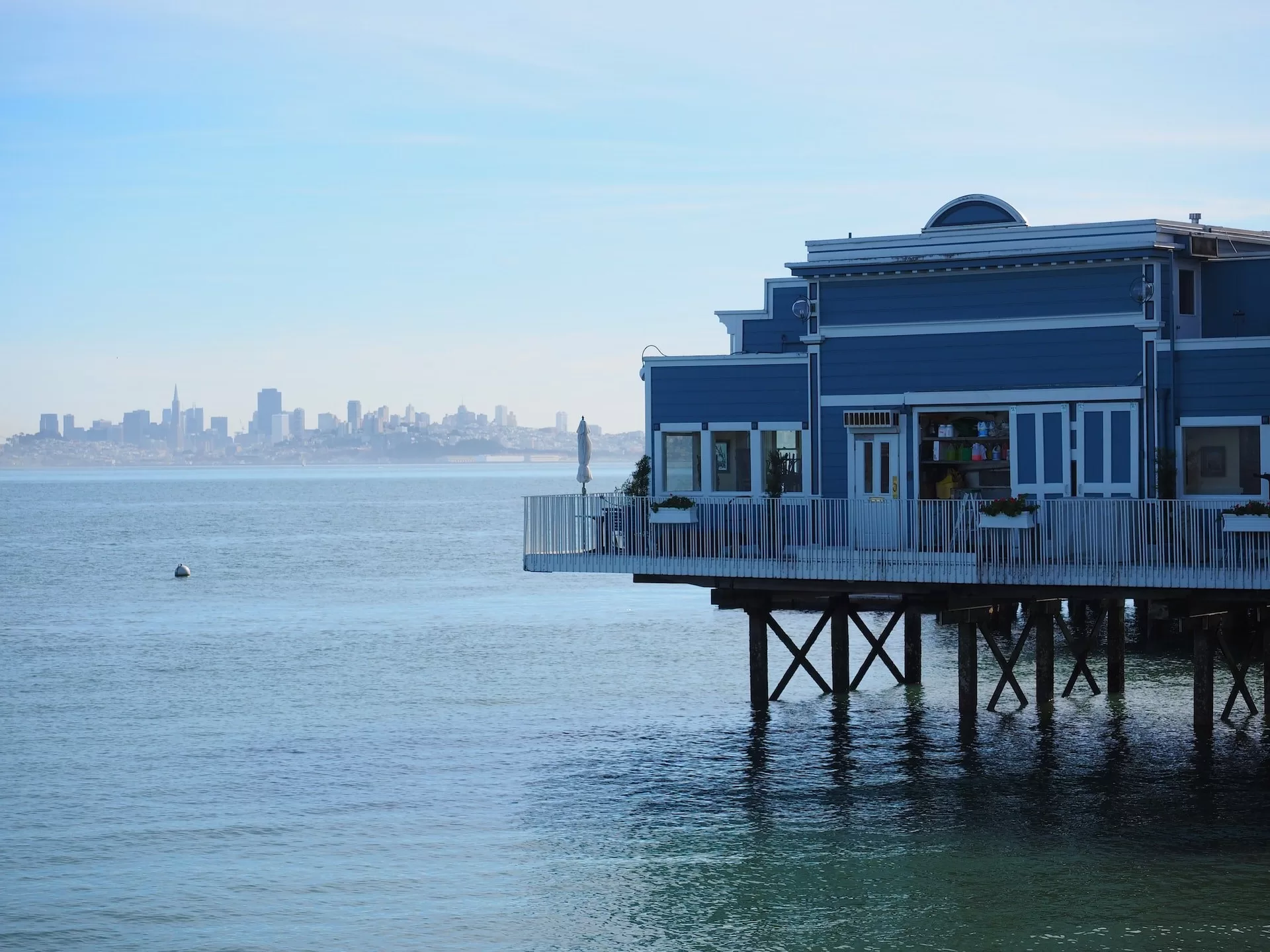 De baai van Saucalito met een restaurant op palen