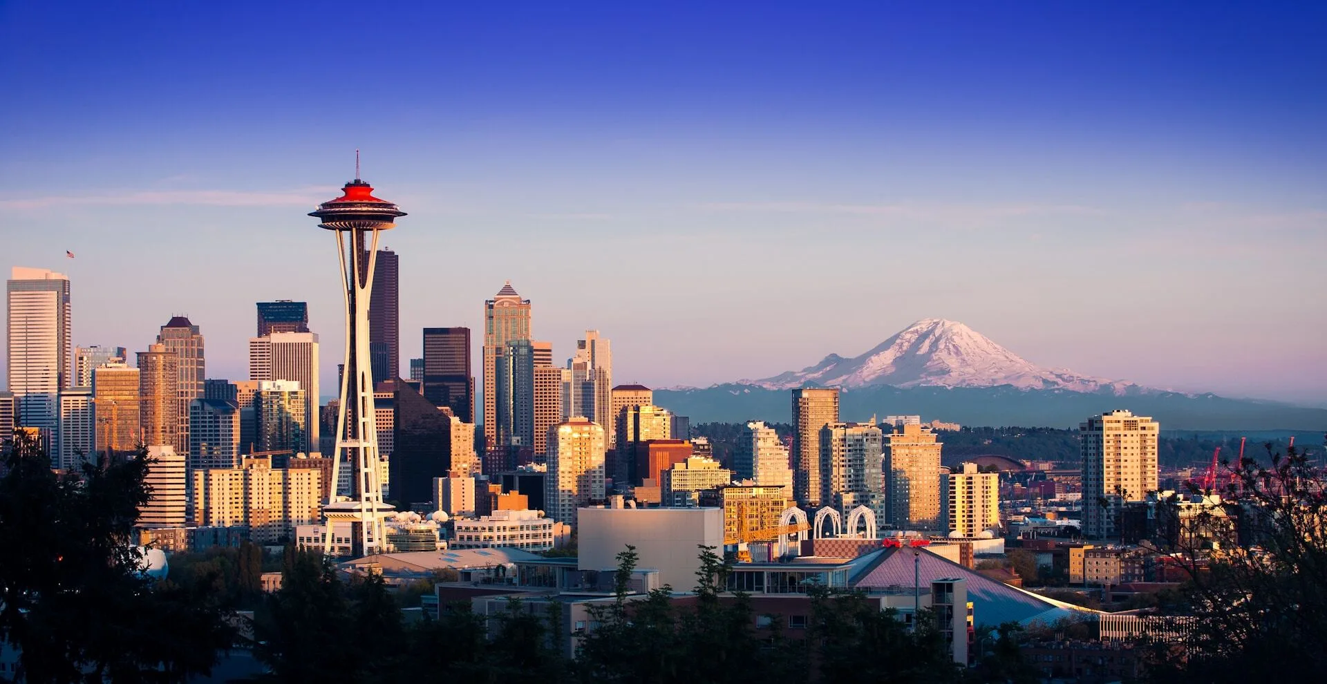 Aanzicht van de stad Seattle met Mount Rainier op de achtergrond