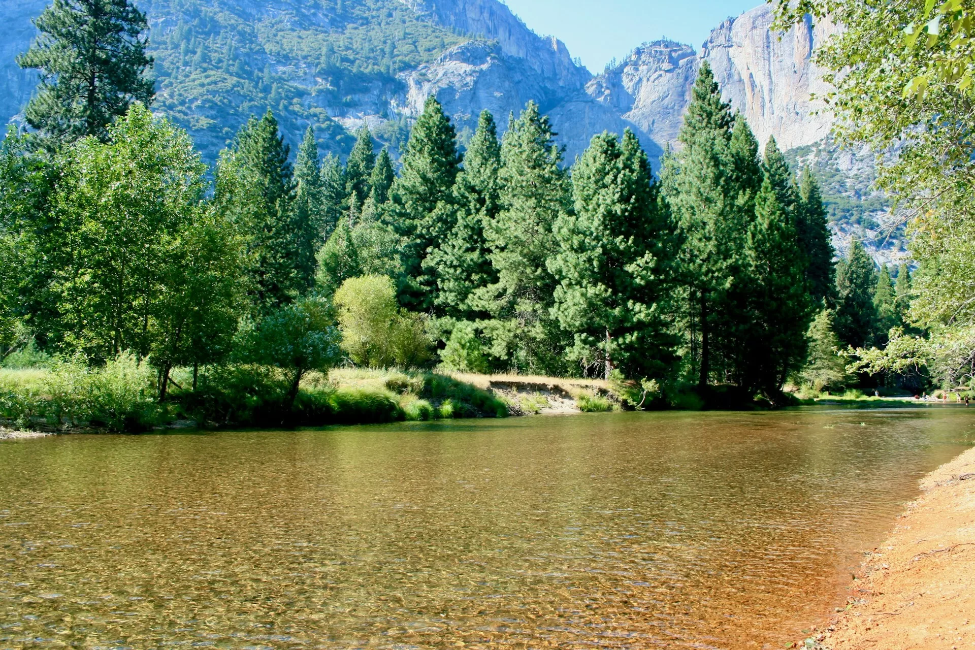 Een riviertje langs de bergen in Mariposa County nabij Yosemite Valley