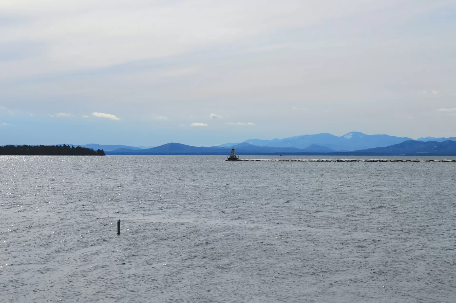 Lake Champlain in Burlington met bergen op de achtergrond