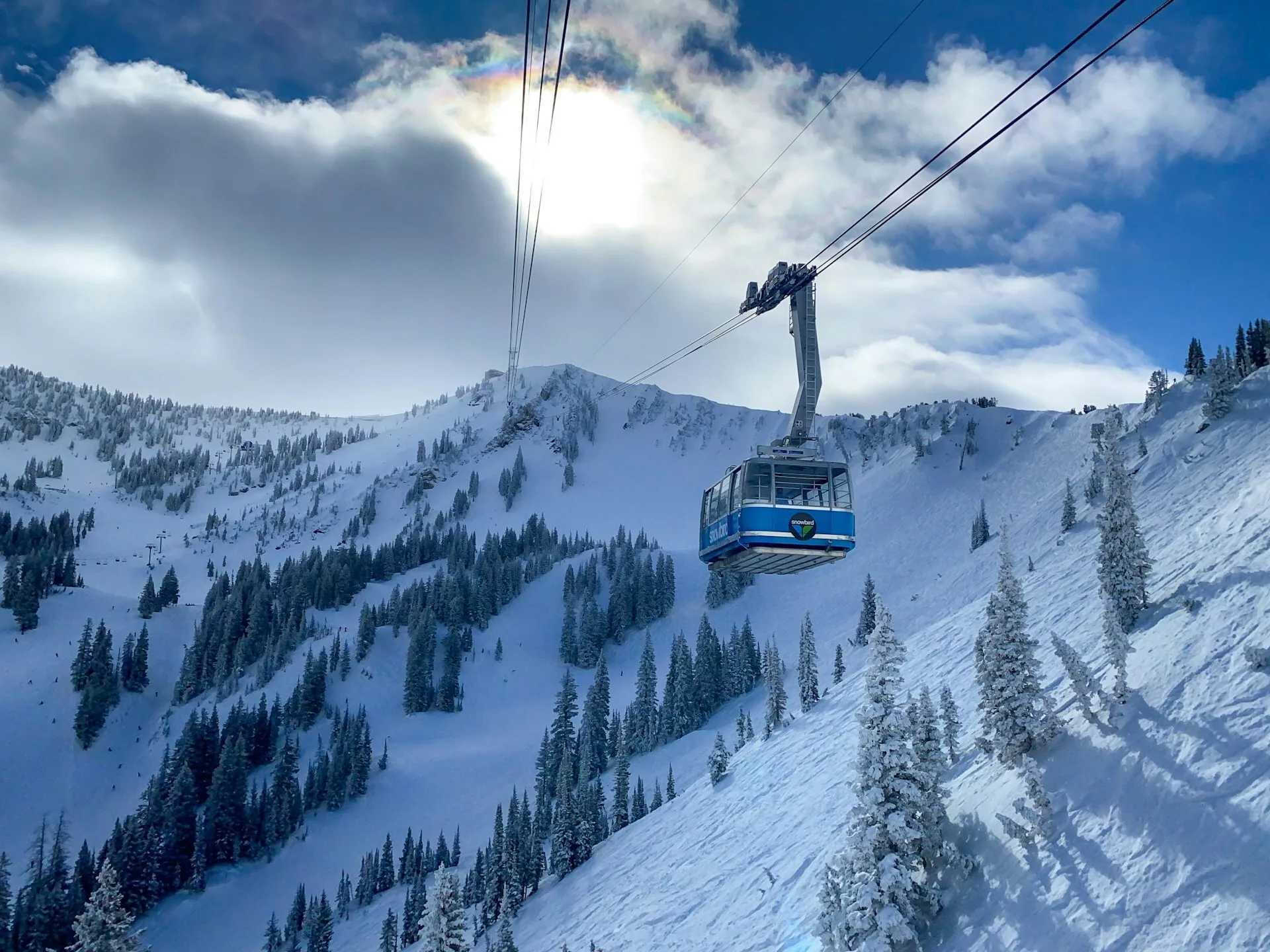 De blauwe gondels van de Showbird skilift in Utah, USA.