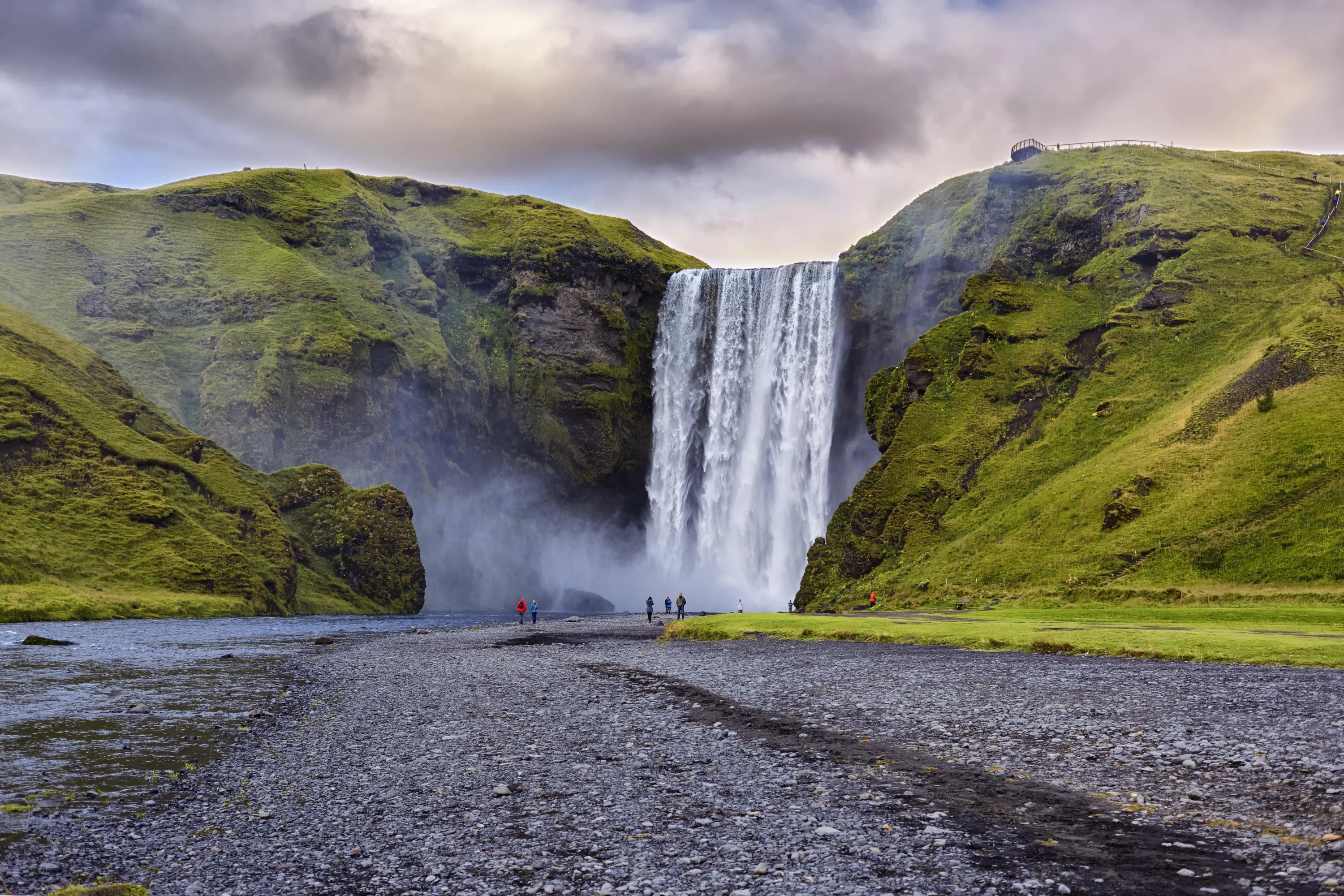 Een waterval in Skogafoss, Ijsland