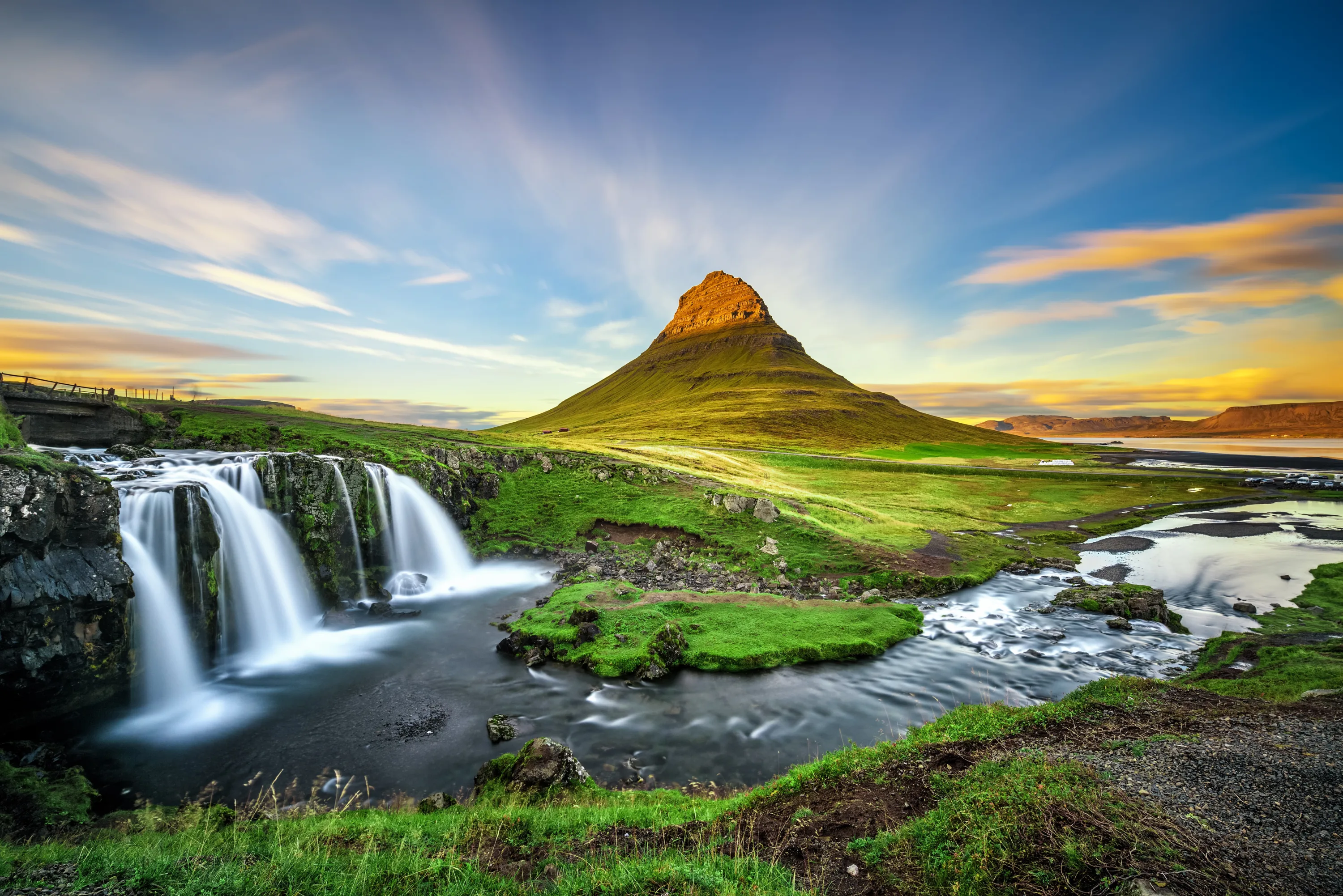 Watervallen tussen het groene landschap in Snaefellsnes Kirjufell, IJsland