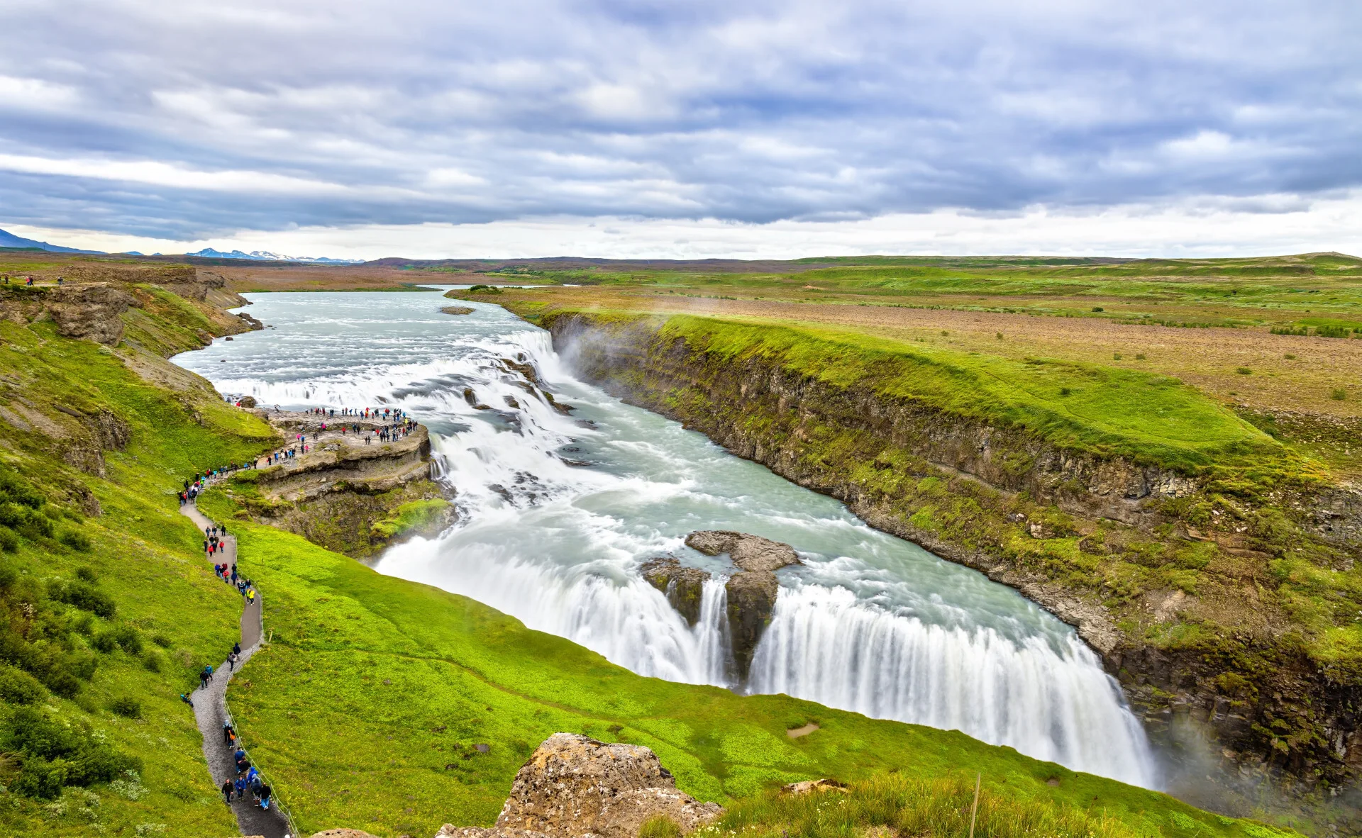 Waterval tussen het groene landschap in Gullfoss, IJsland