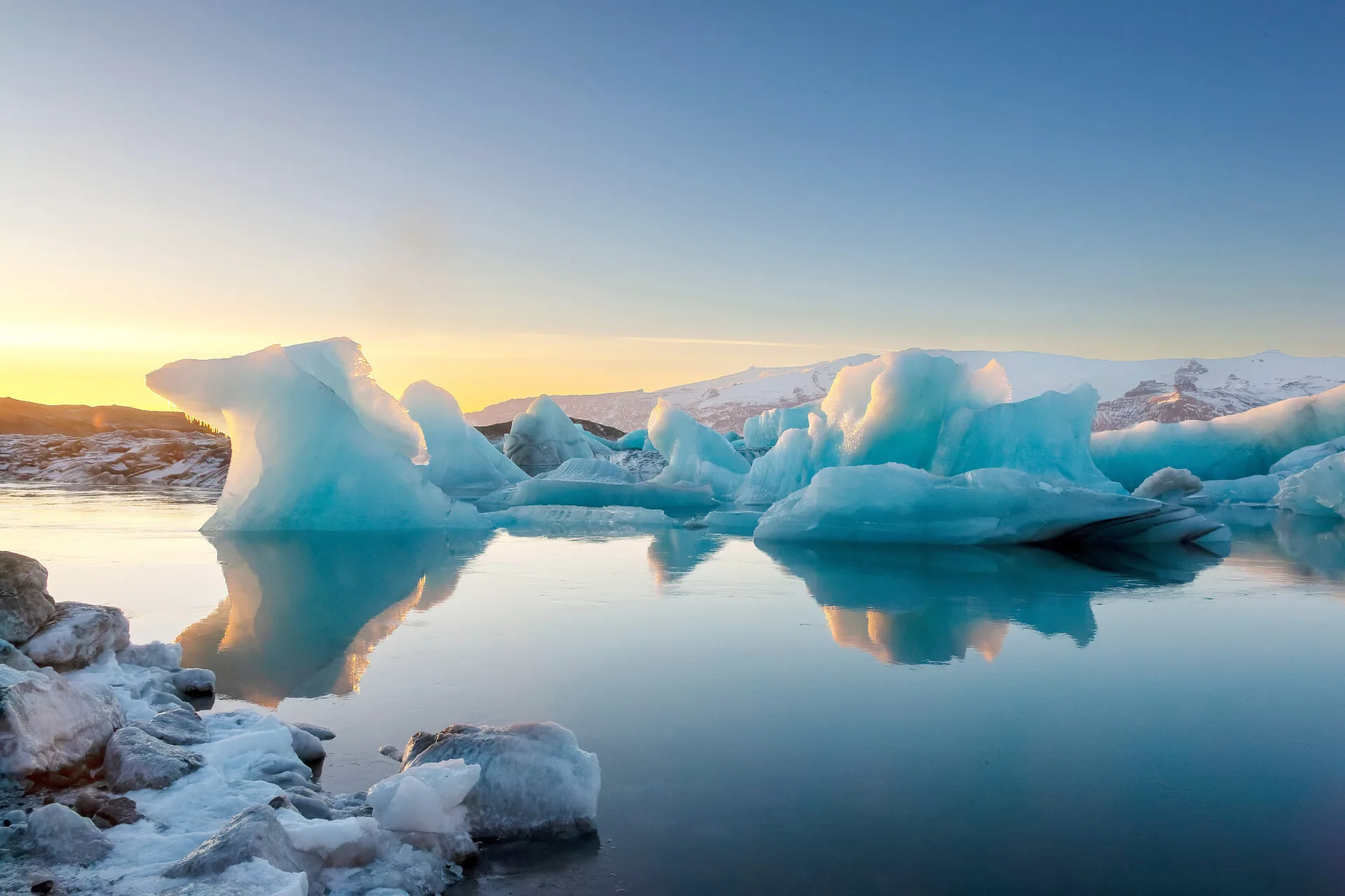 Ijs in het water in Jökulsarlon, IJsland