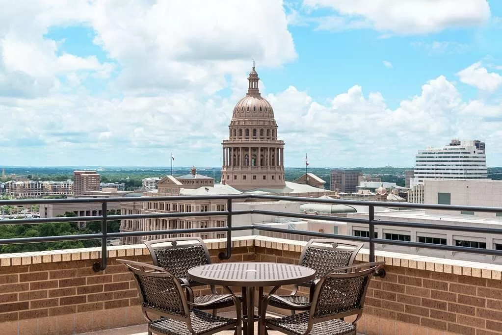 Dakterras met uitzicht over de stad bij het Hotel Double Tree Suites Austin