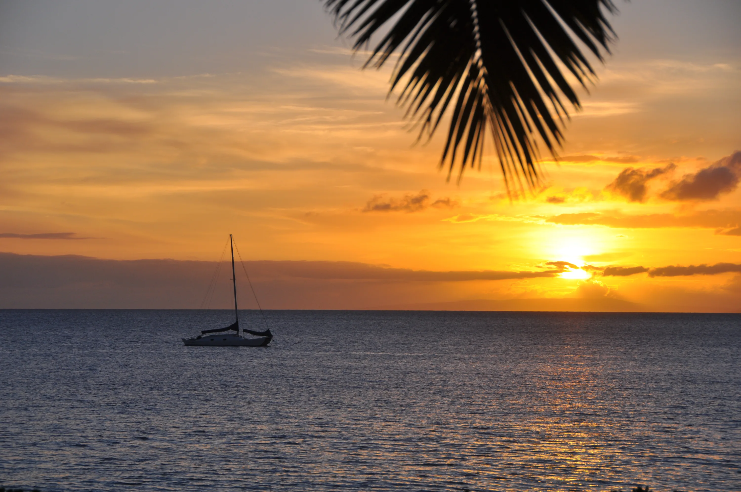 Oceaan bij Maui met zeilboot